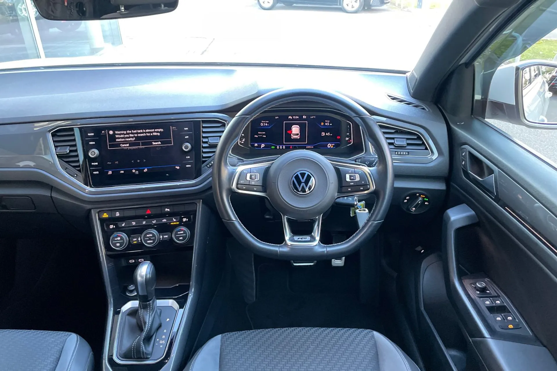 VOLKSWAGEN T-ROC thumbnail image number 32