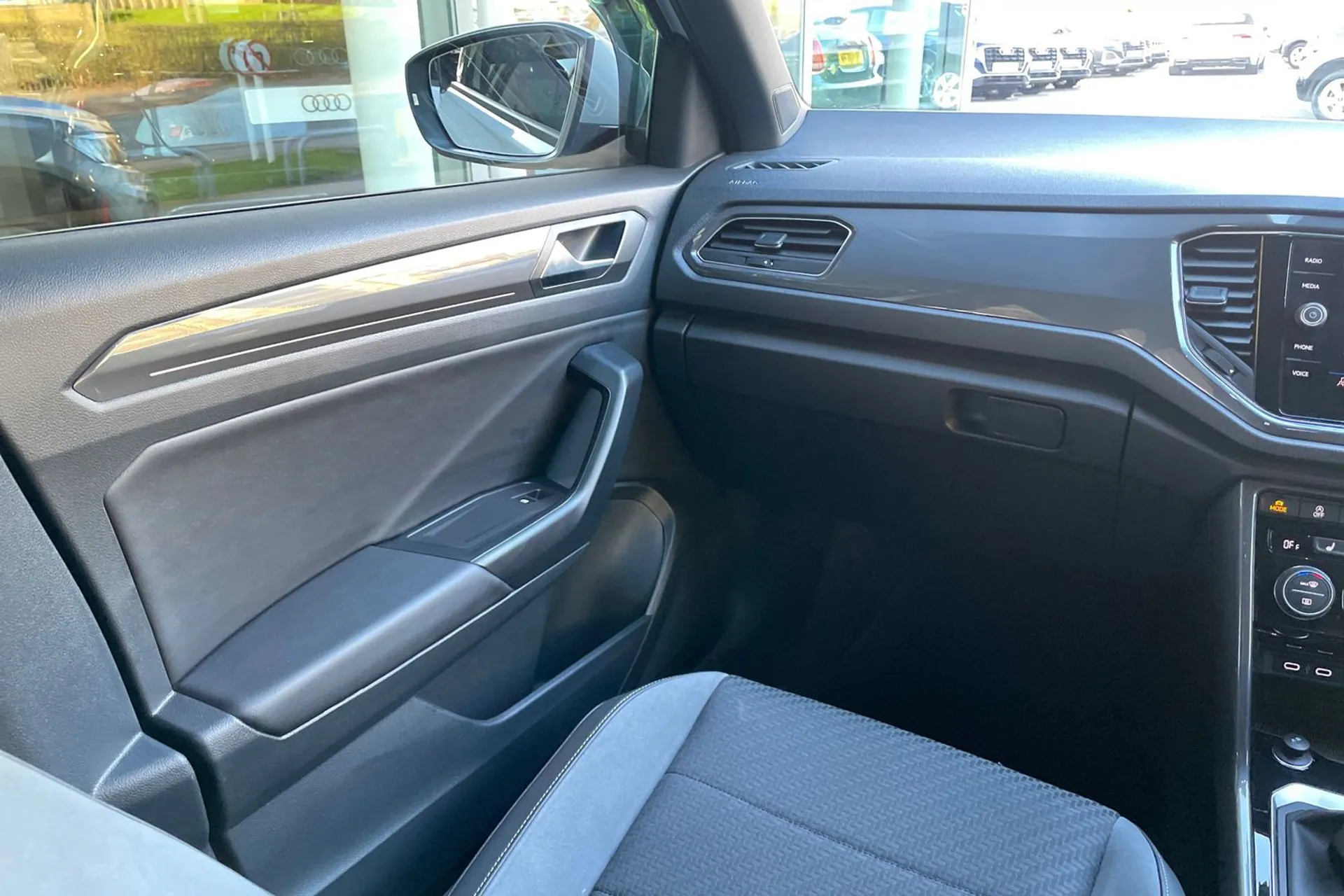 VOLKSWAGEN T-ROC thumbnail image number 30