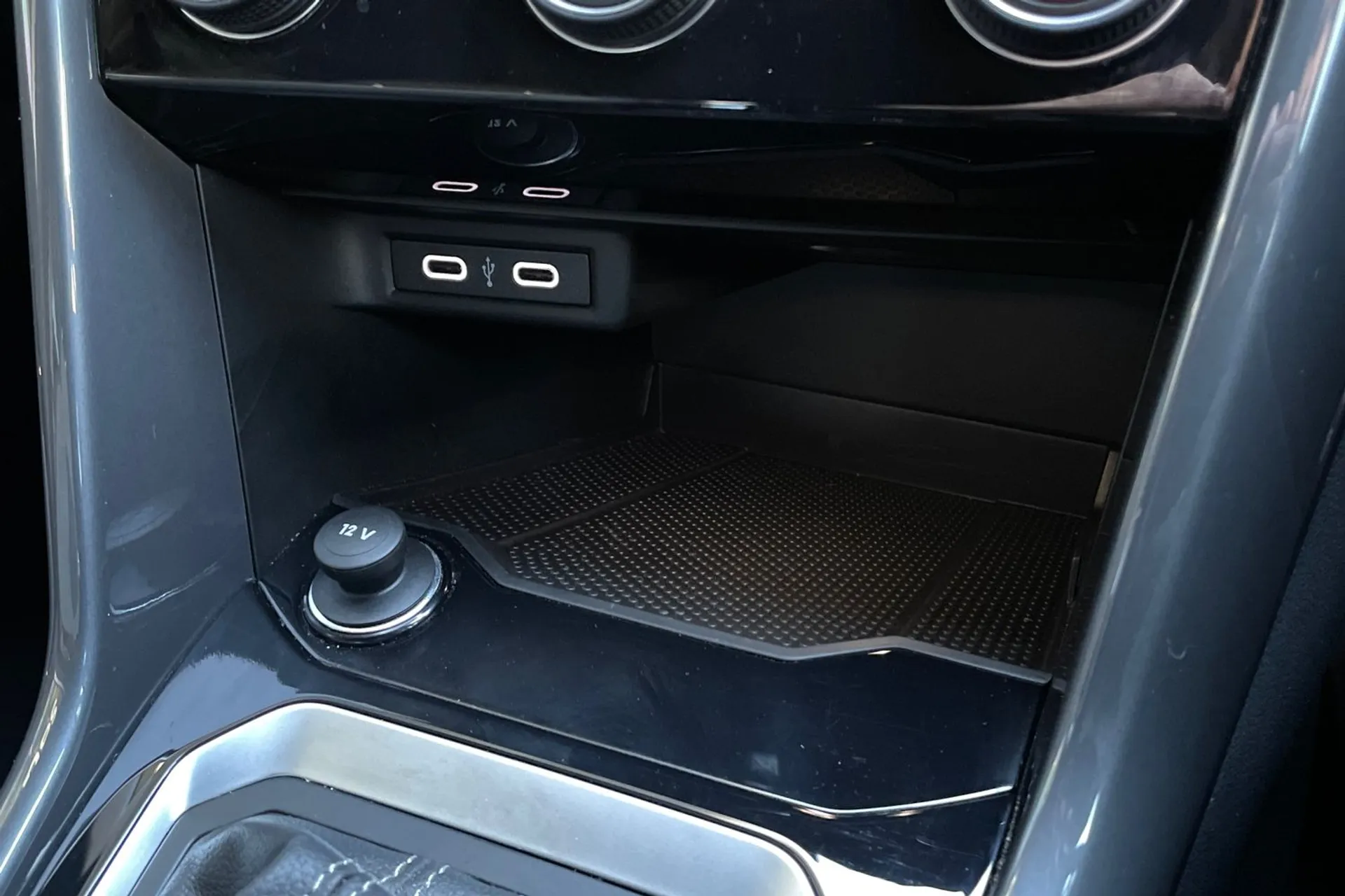 VOLKSWAGEN T-ROC thumbnail image number 43