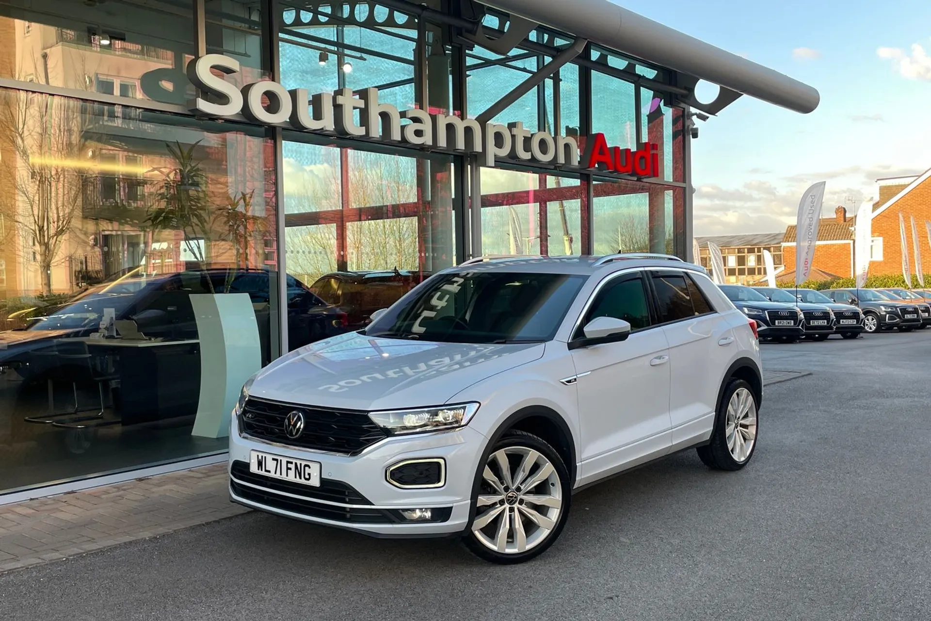 VOLKSWAGEN T-ROC thumbnail image number 8