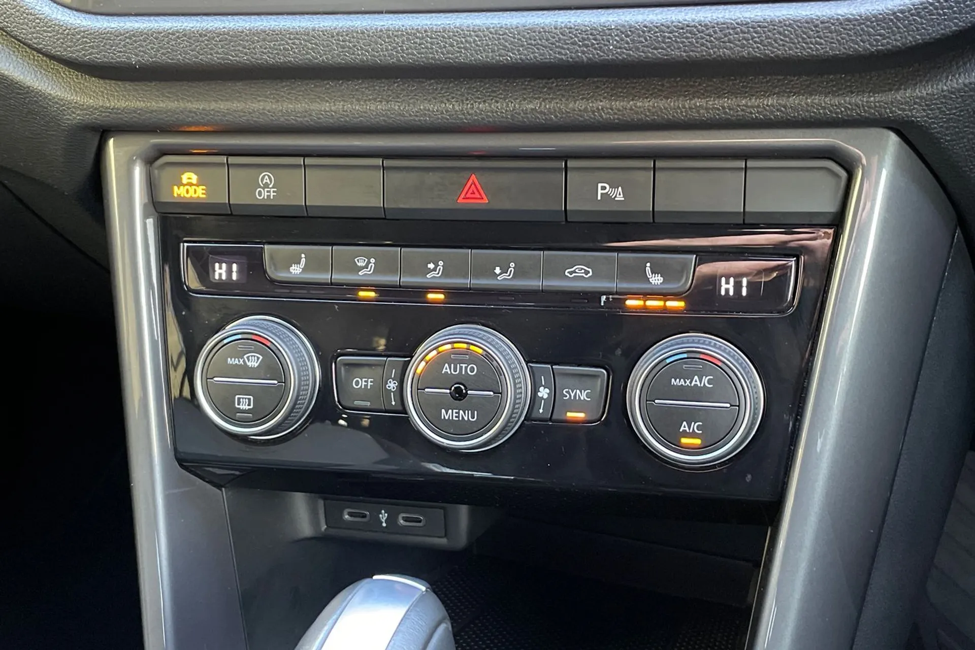 VOLKSWAGEN T-ROC thumbnail image number 38