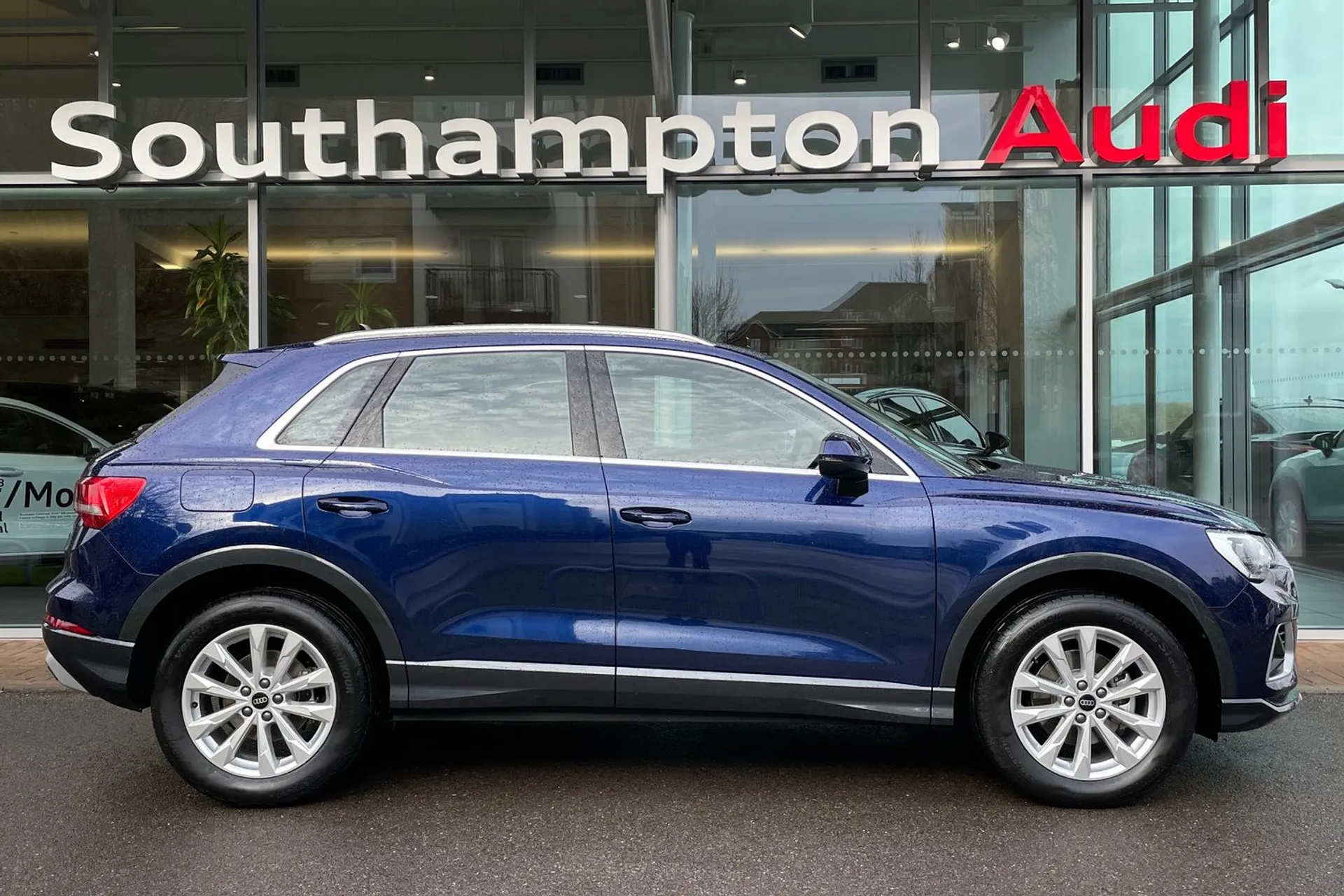 Audi Q3 thumbnail image number 2