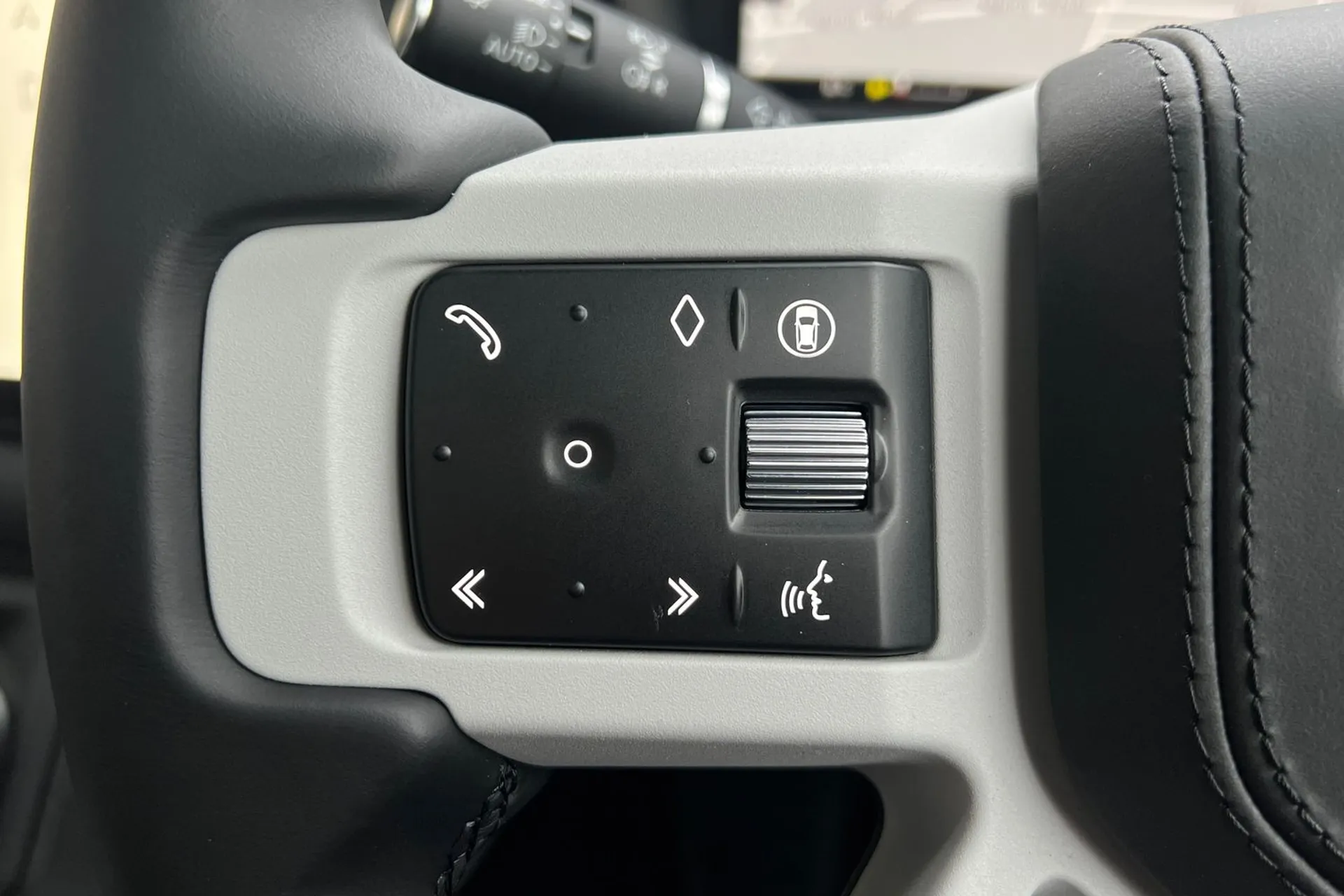 LAND ROVER DEFENDER thumbnail image number 52