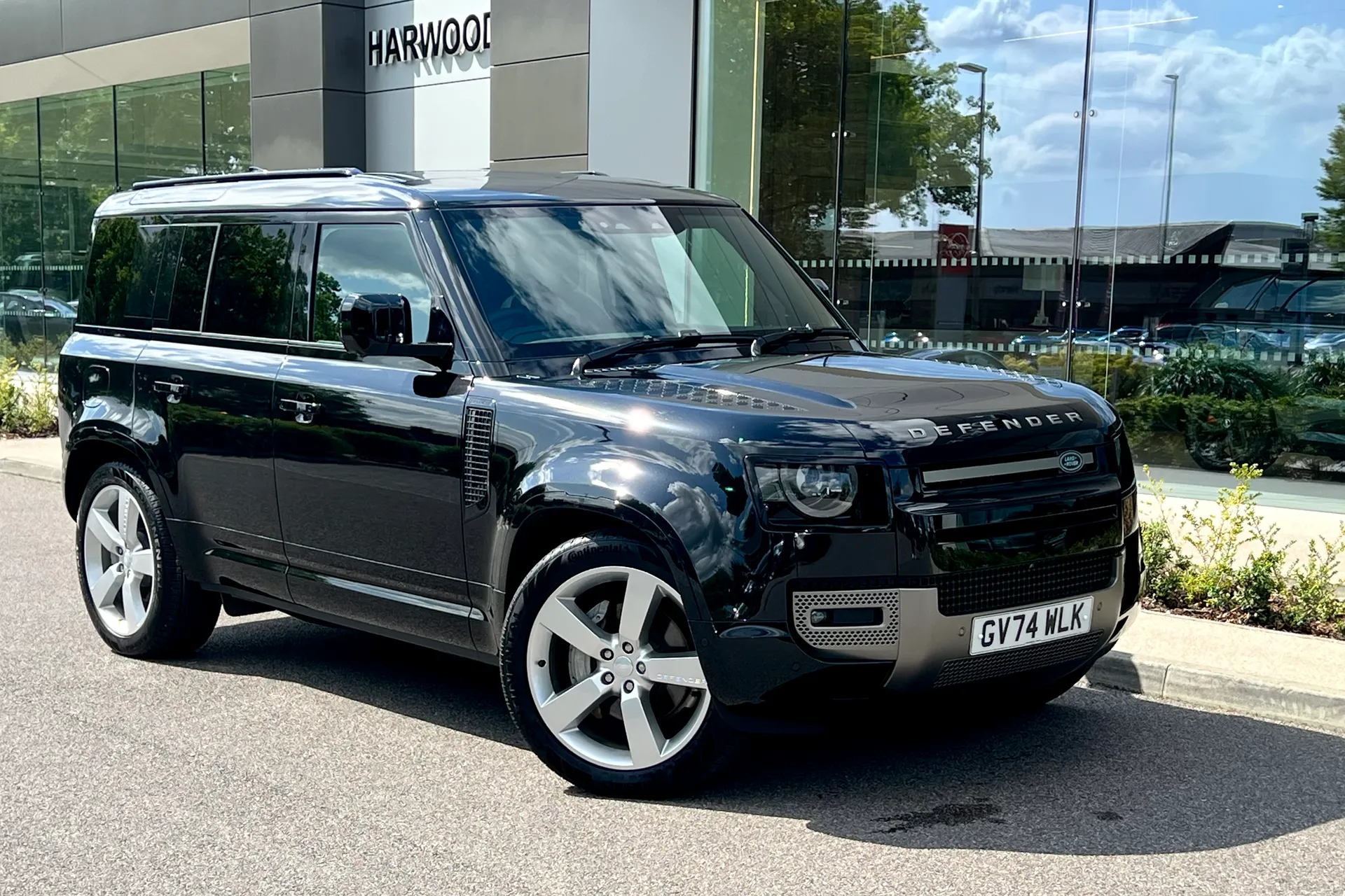 LAND ROVER DEFENDER focused image