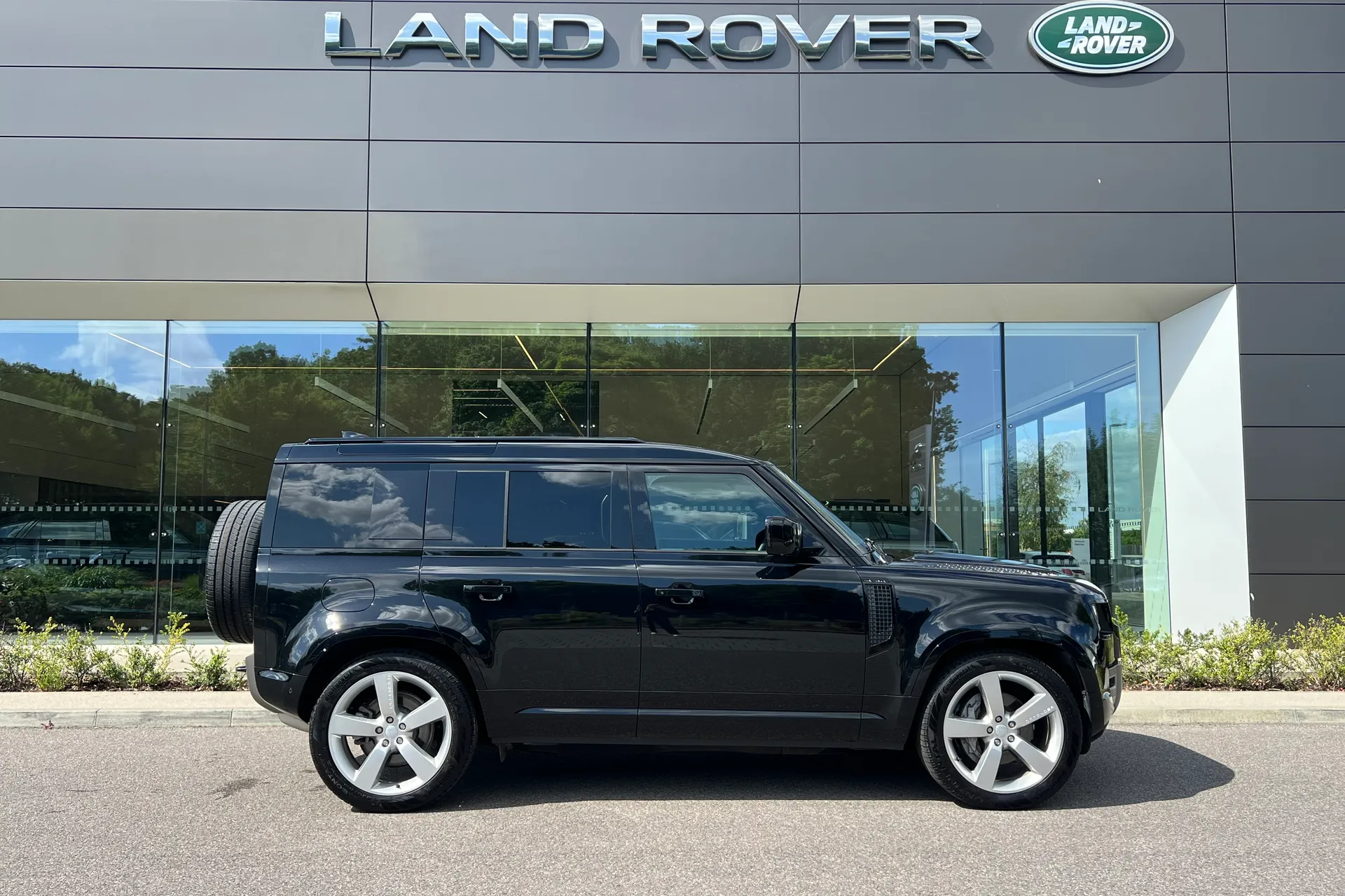 LAND ROVER DEFENDER thumbnail image number 2