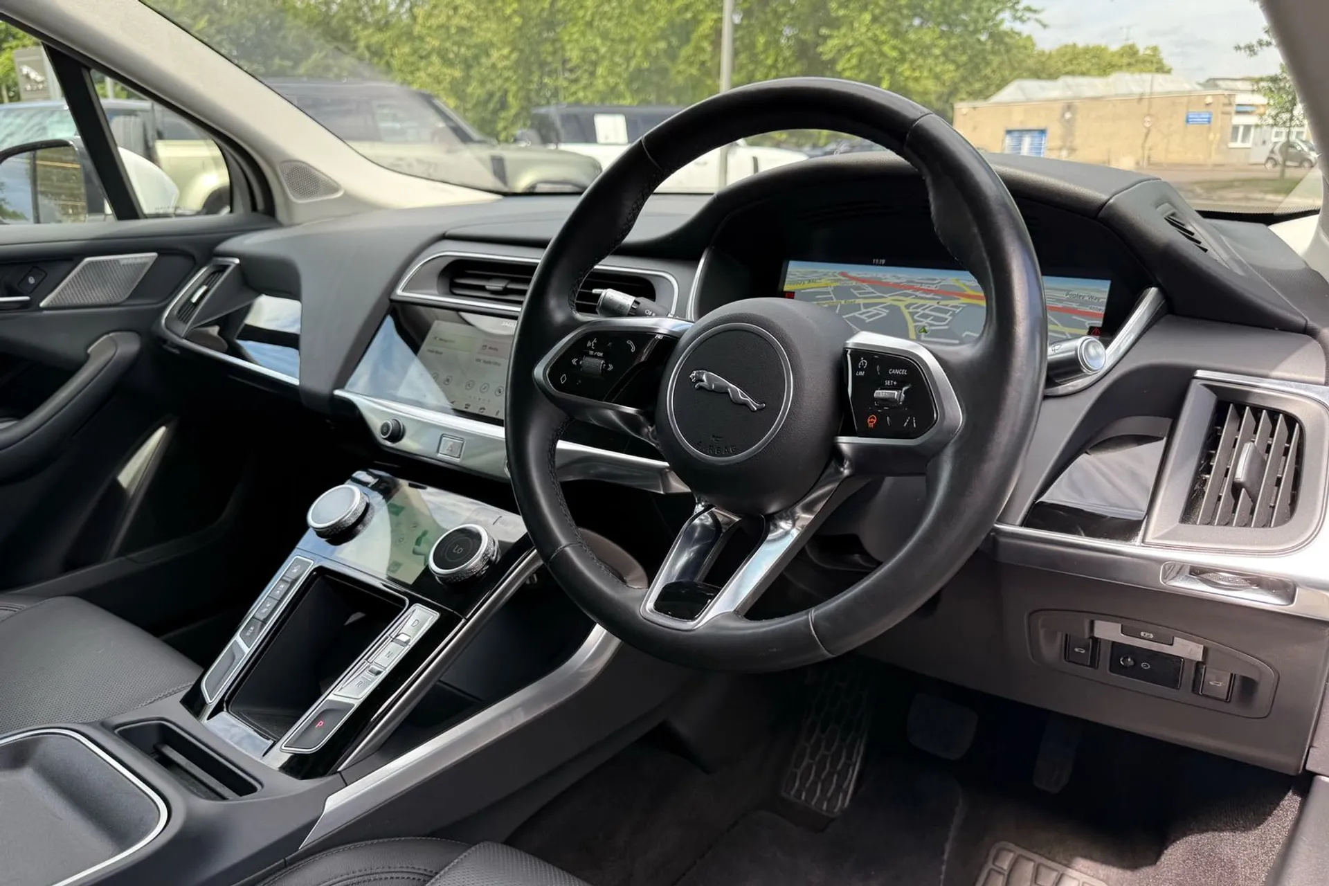 Jaguar I-PACE thumbnail image number 29