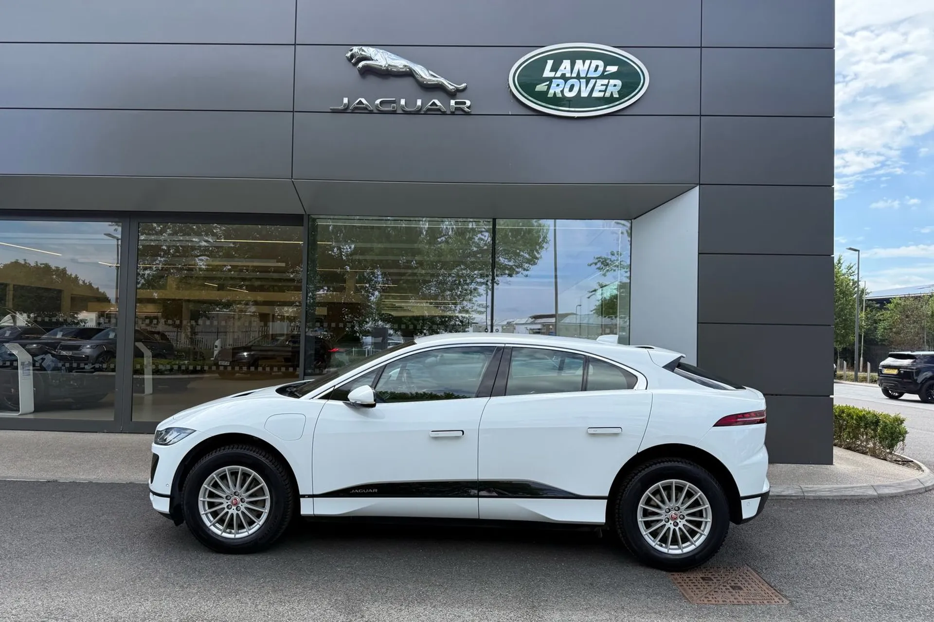 Jaguar I-PACE thumbnail image number 24