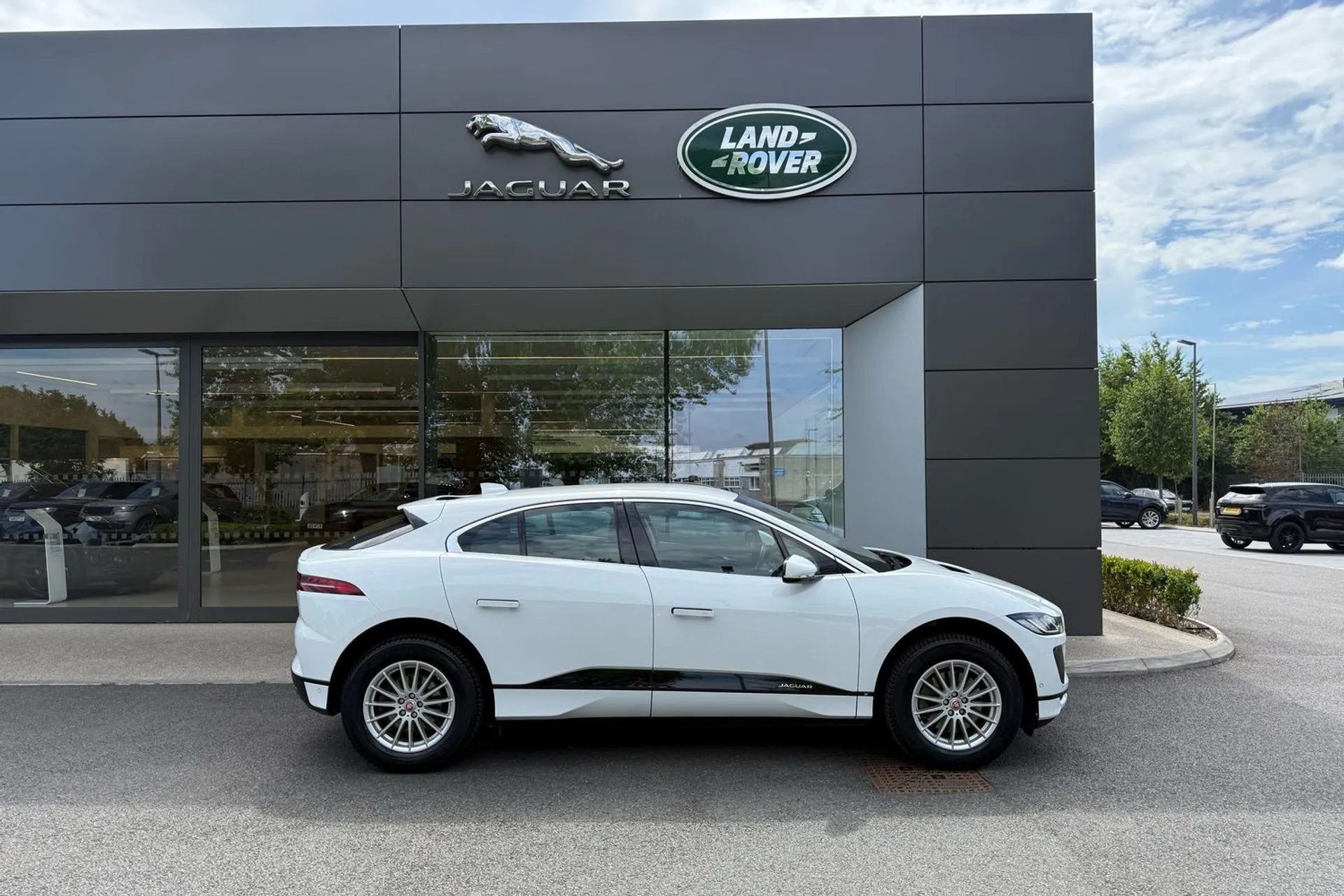 Jaguar I-PACE thumbnail image number 2