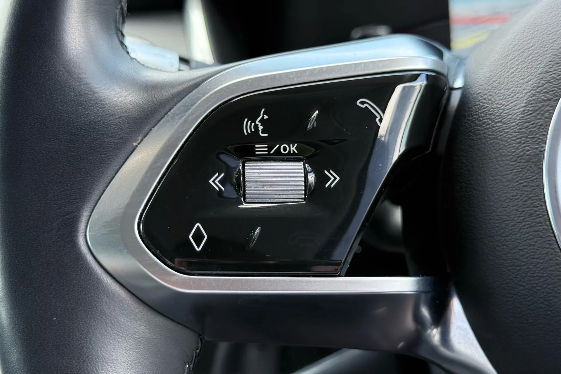Jaguar I-PACE thumbnail image number 23