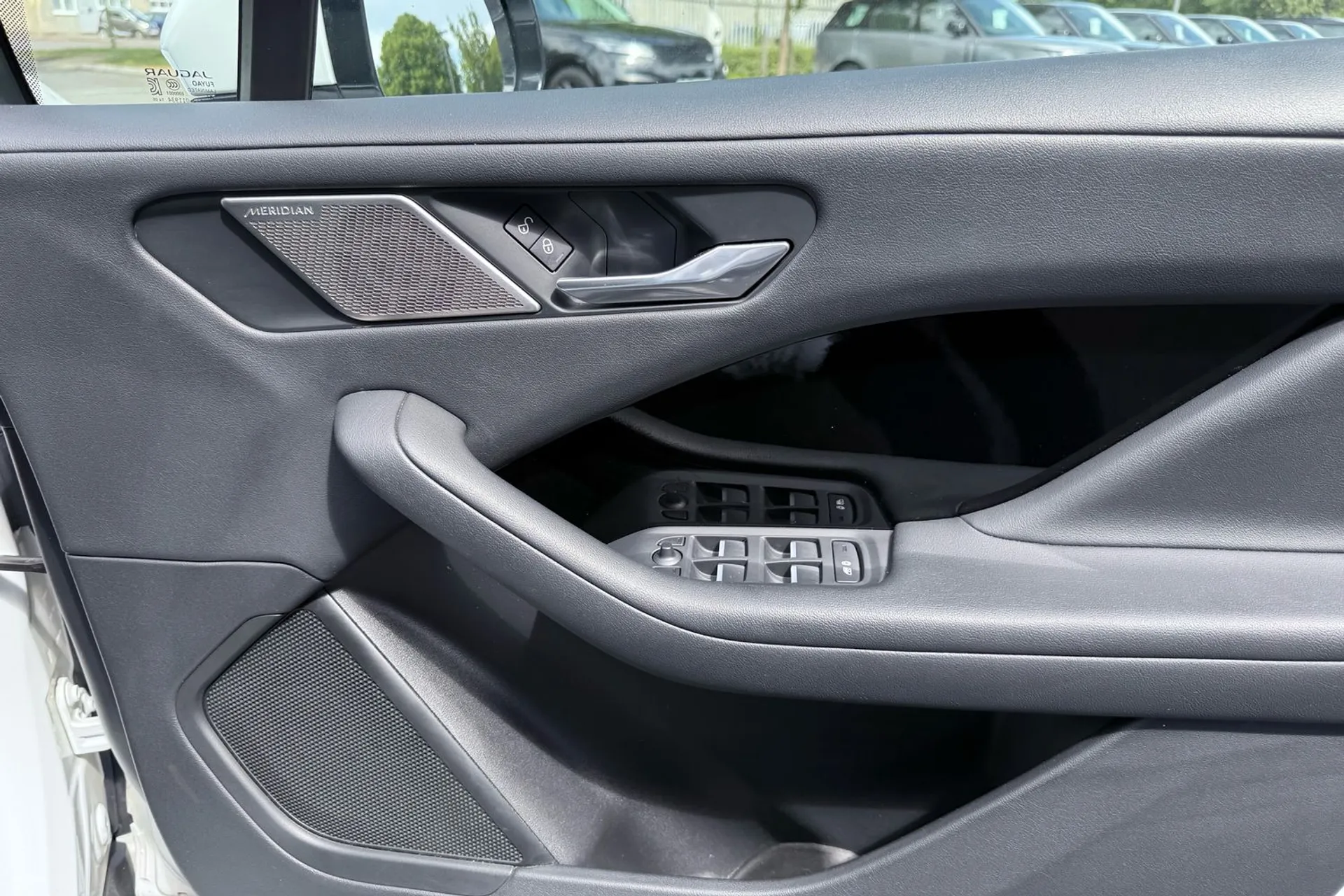 Jaguar I-PACE thumbnail image number 47