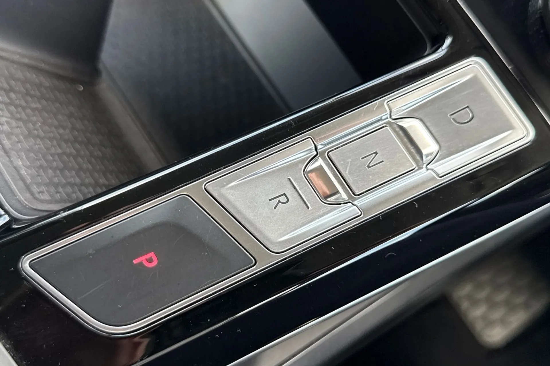 Jaguar I-PACE thumbnail image number 19