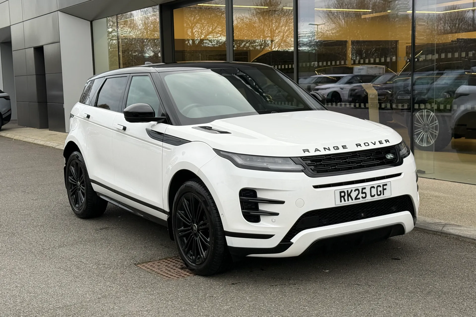 LAND ROVER RANGE ROVER EVOQUE focused image
