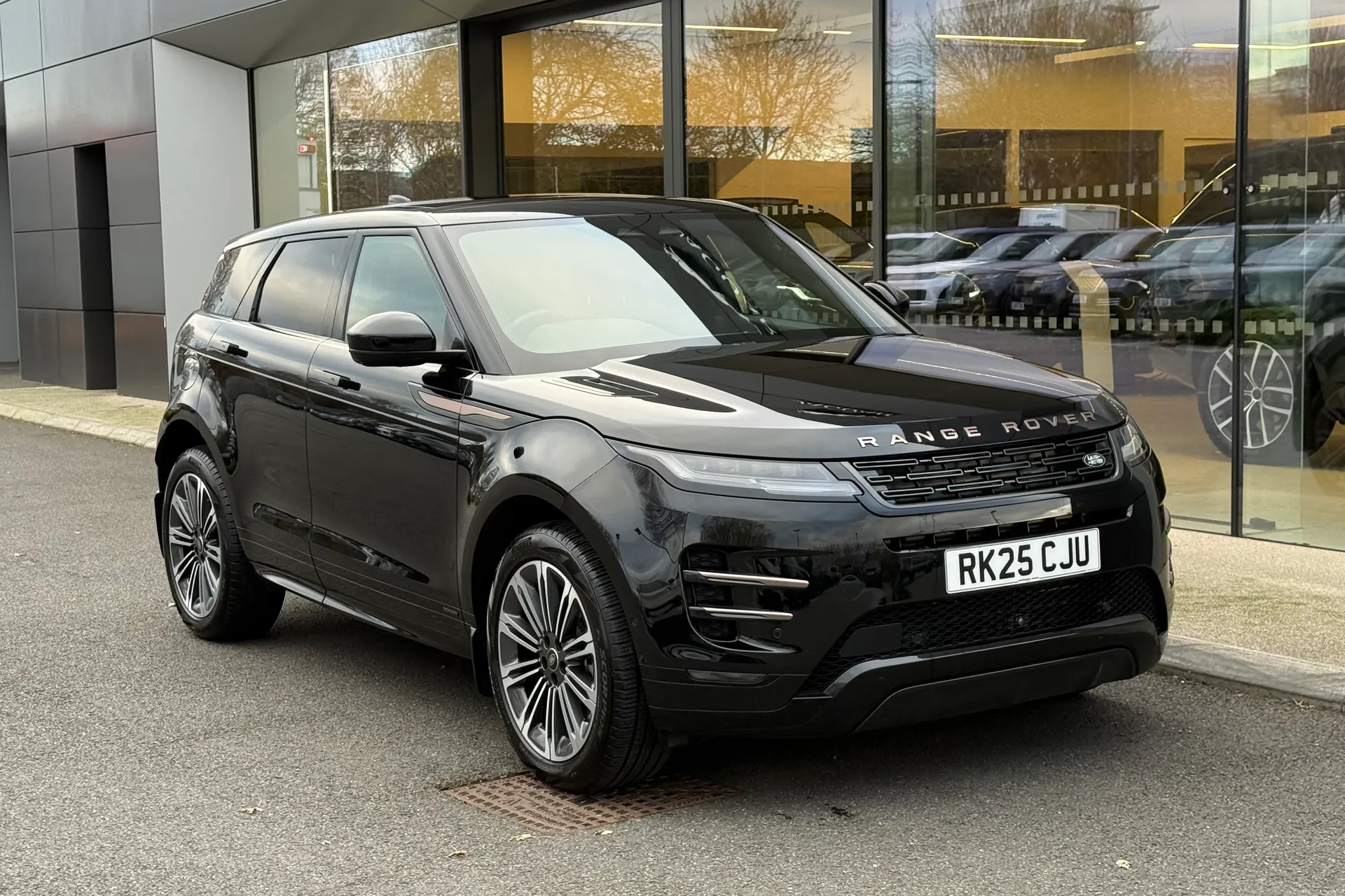 LAND ROVER RANGE ROVER EVOQUE focused image