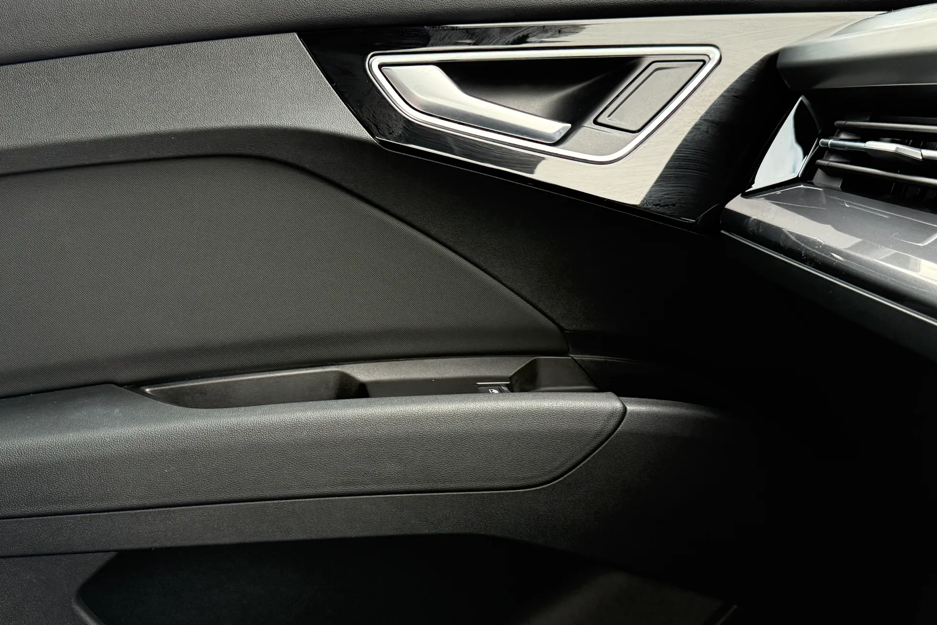 Audi Q4 thumbnail image number 28