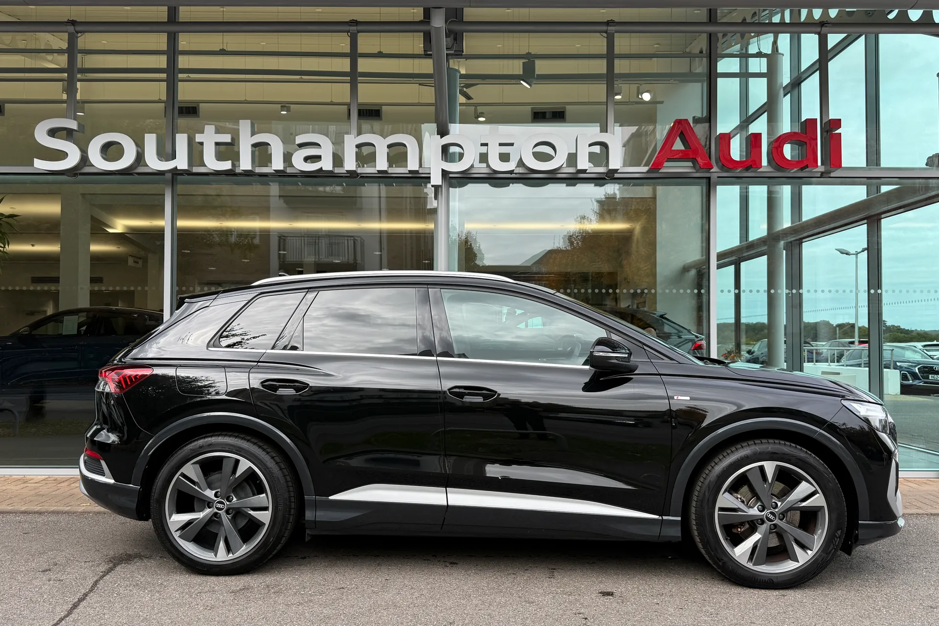 Audi Q4 thumbnail image number 2