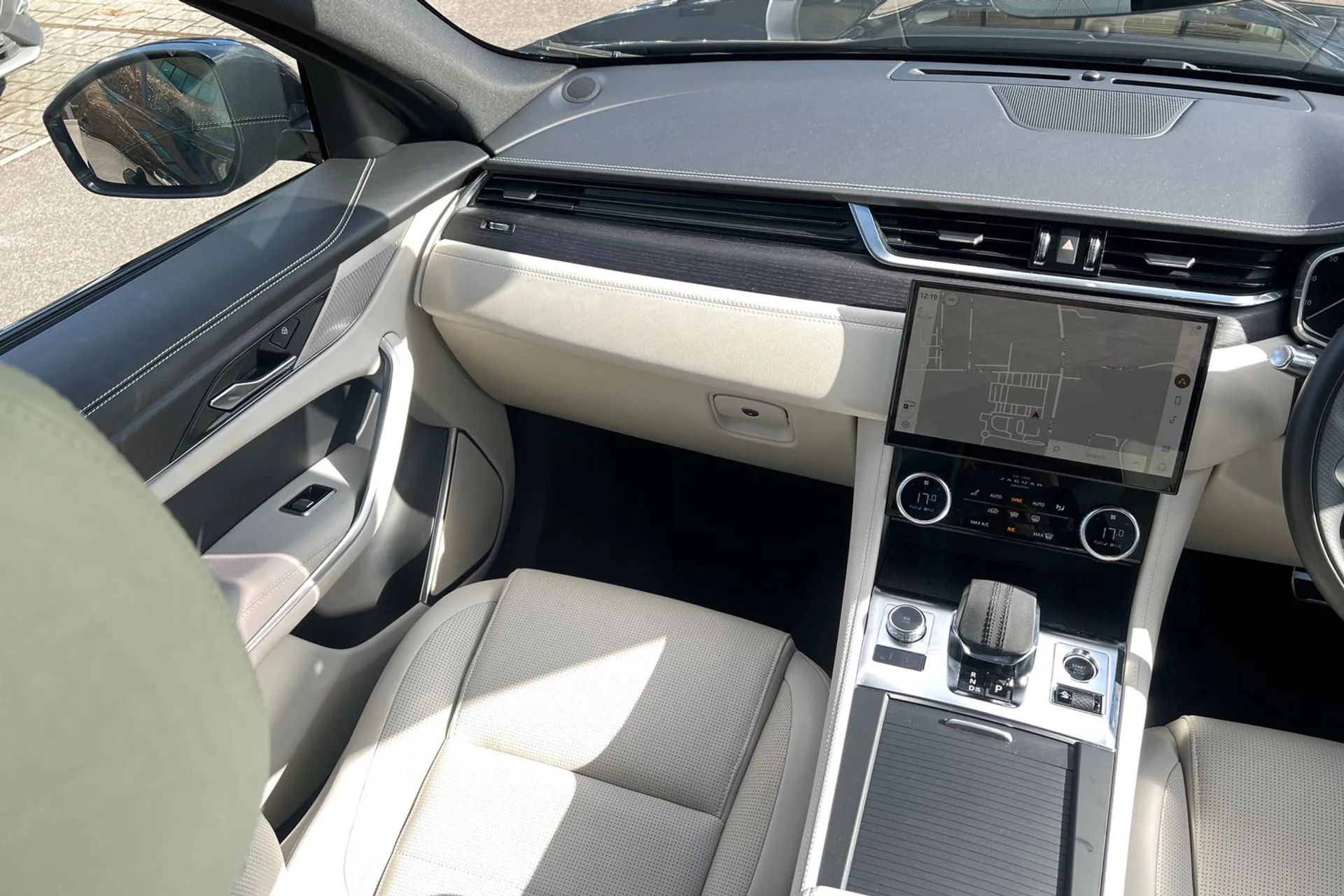 Jaguar F-PACE thumbnail image number 24