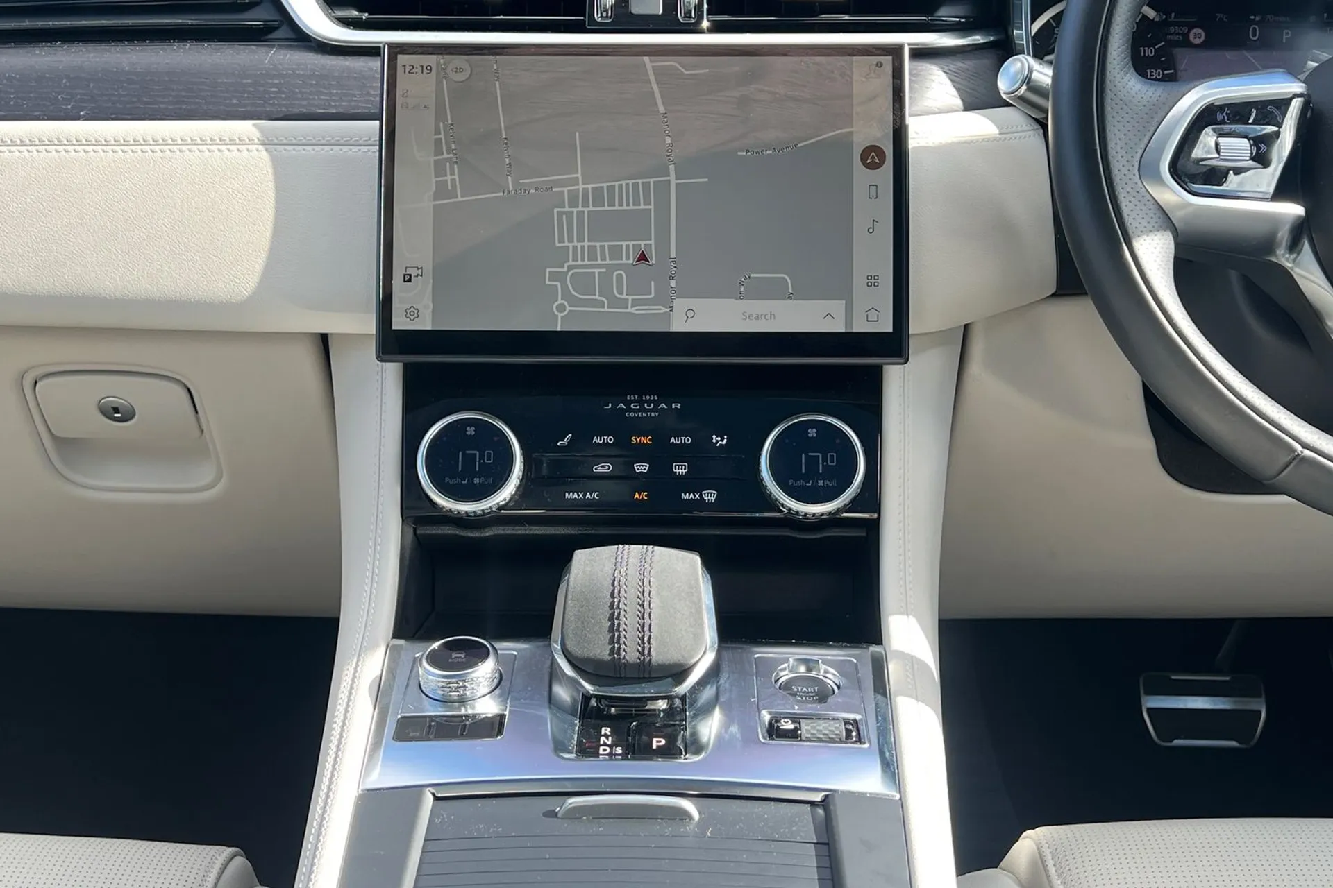 Jaguar F-PACE thumbnail image number 26