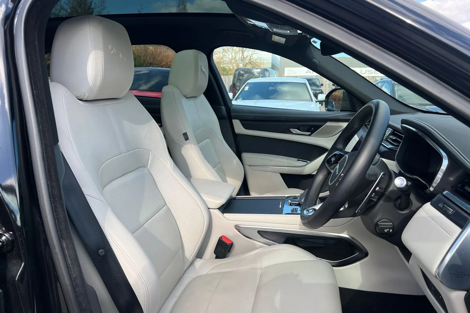 Jaguar F-PACE thumbnail image number 39