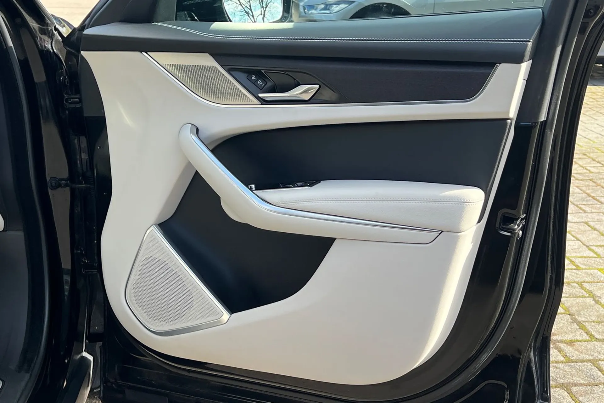 Jaguar F-PACE thumbnail image number 52