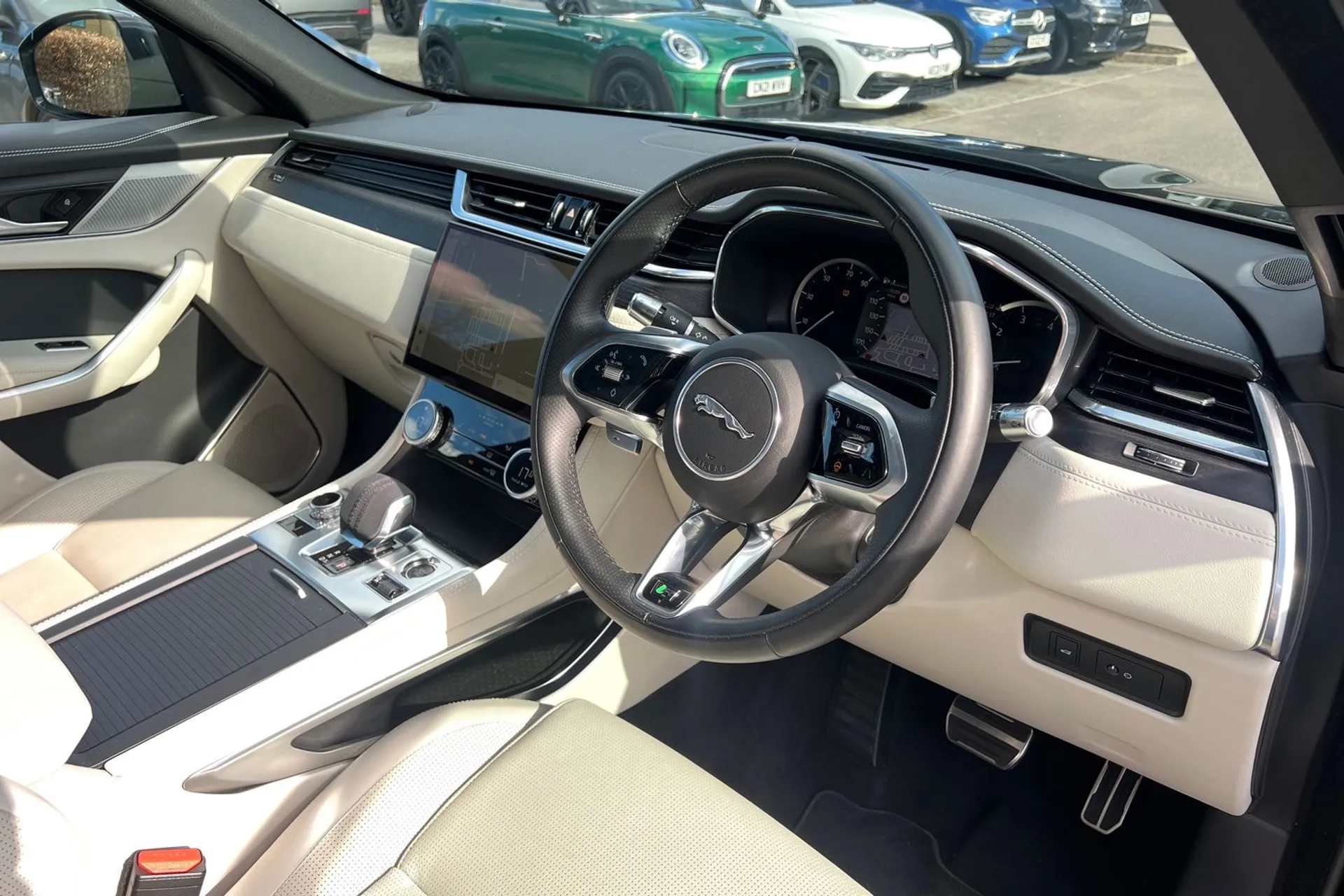 Jaguar F-PACE thumbnail image number 40