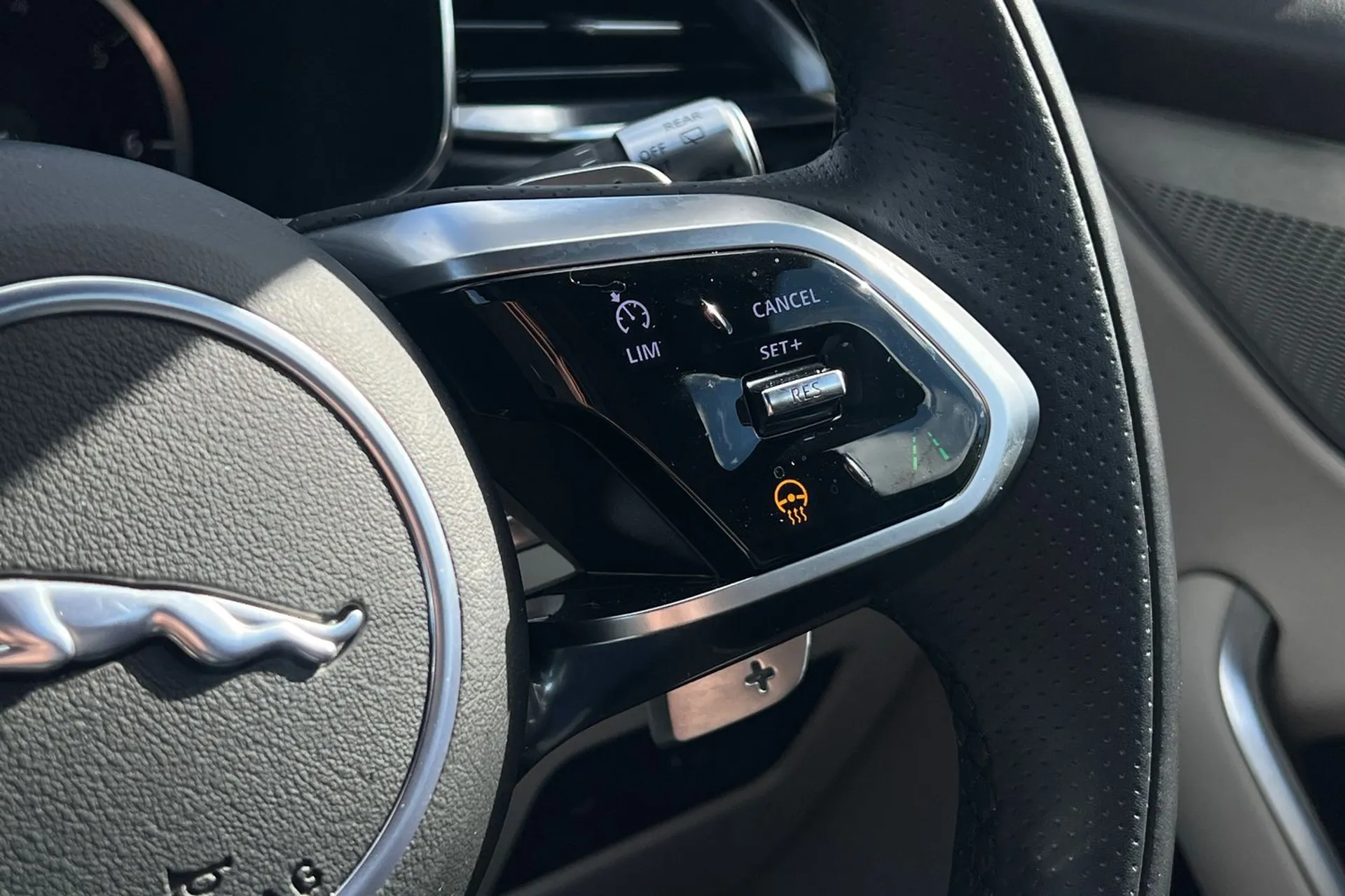 Jaguar F-PACE thumbnail image number 45