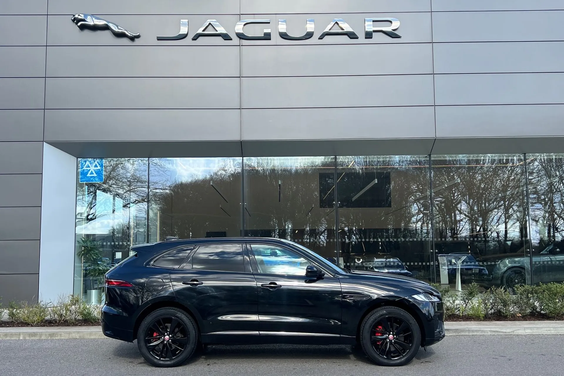 Jaguar F-PACE thumbnail image number 2
