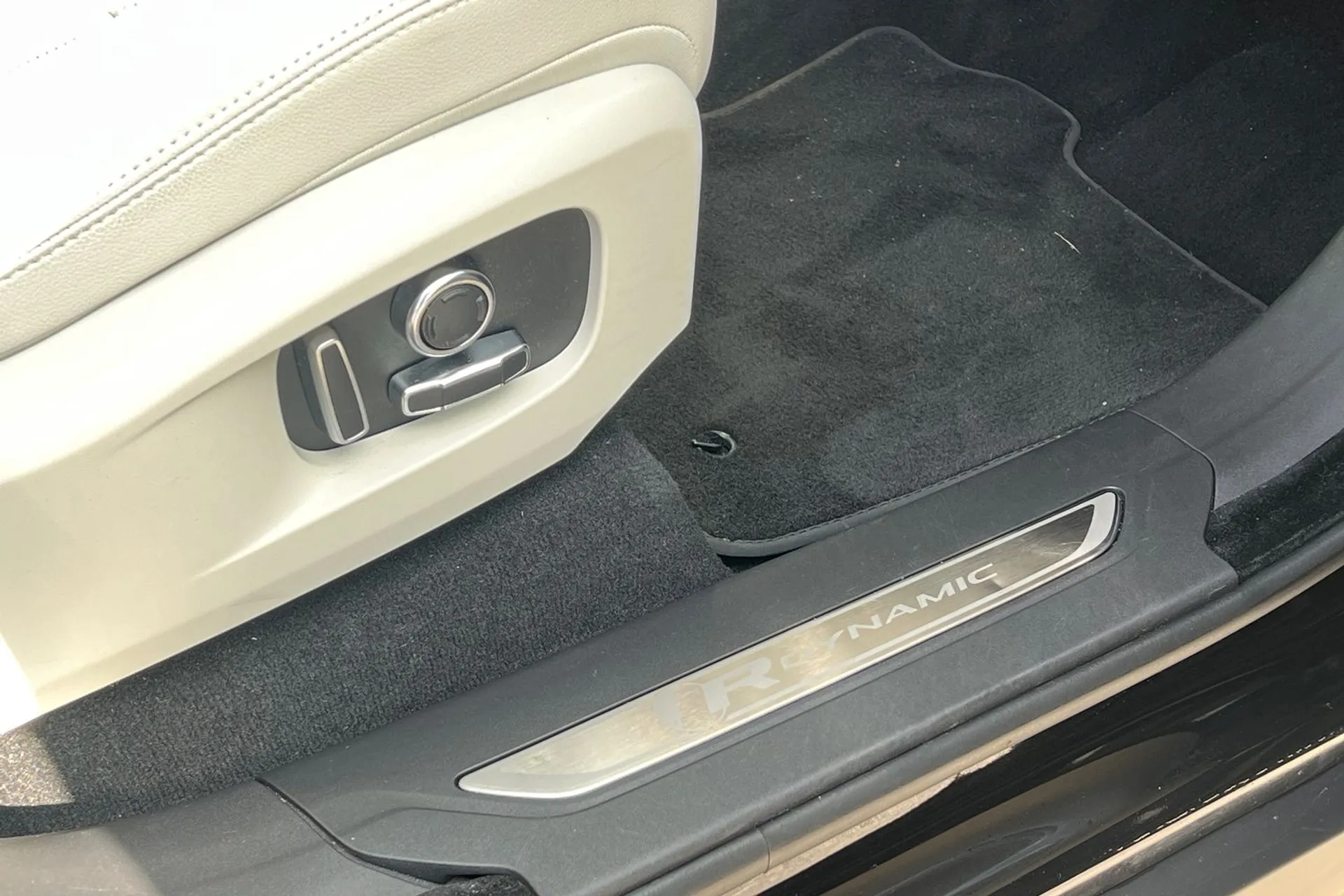 Jaguar F-PACE thumbnail image number 38