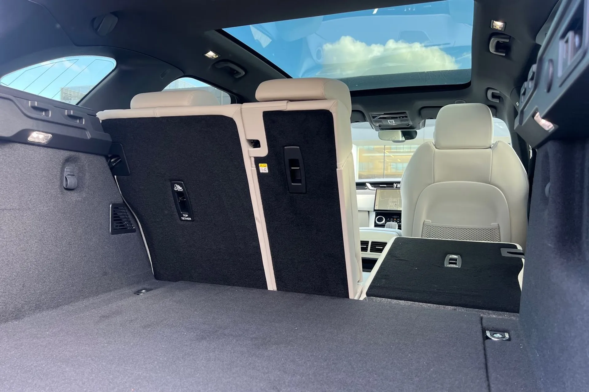 Jaguar F-PACE thumbnail image number 31