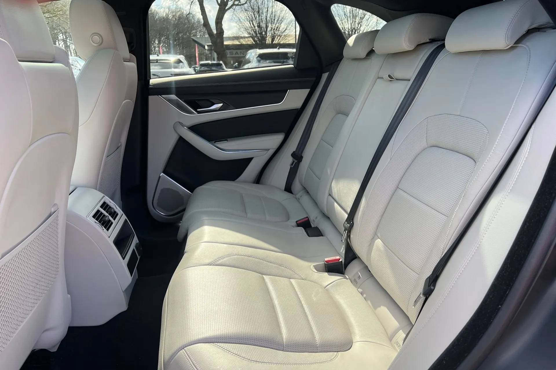 Jaguar F-PACE thumbnail image number 43