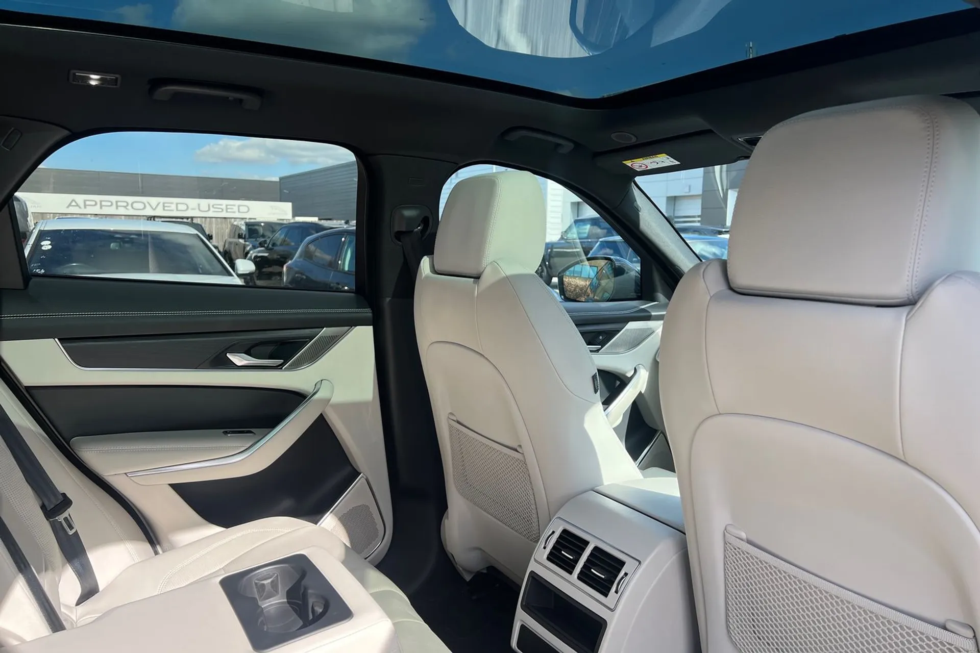 Jaguar F-PACE thumbnail image number 34