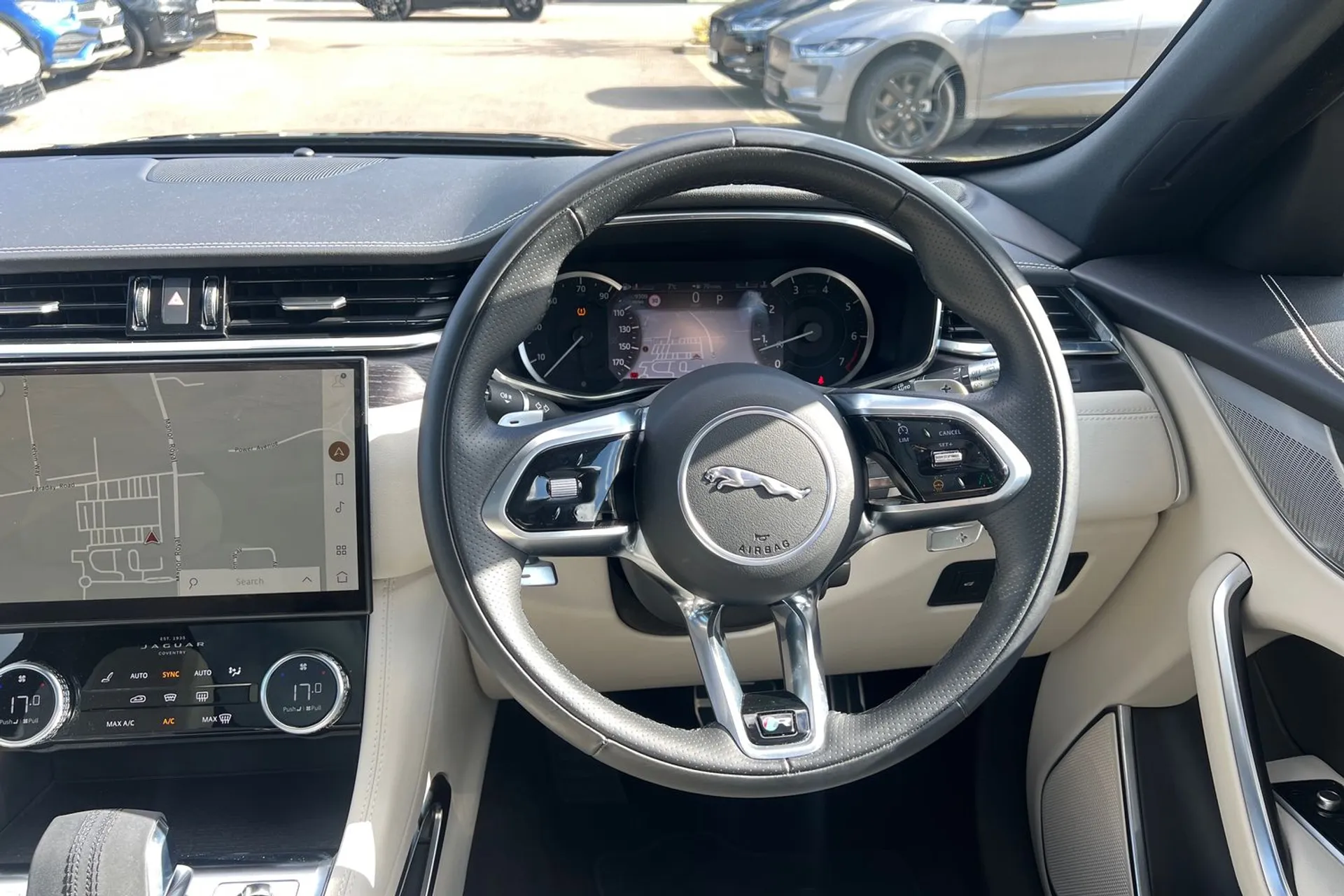 Jaguar F-PACE thumbnail image number 27