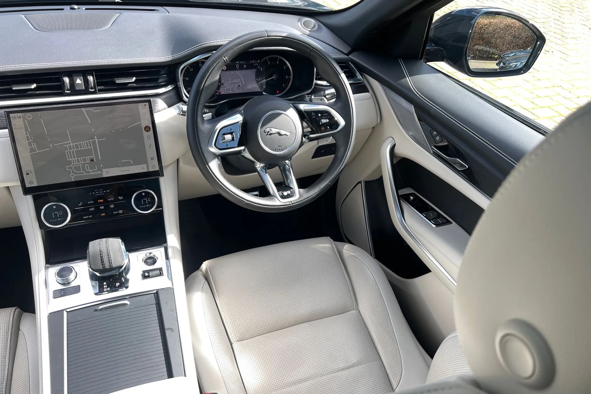 Jaguar F-PACE thumbnail image number 28