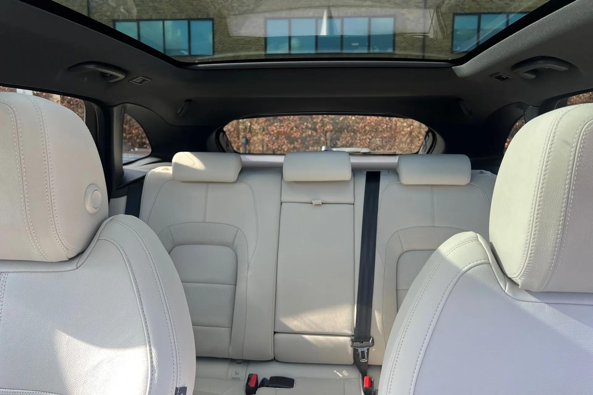 Jaguar F-PACE thumbnail image number 37