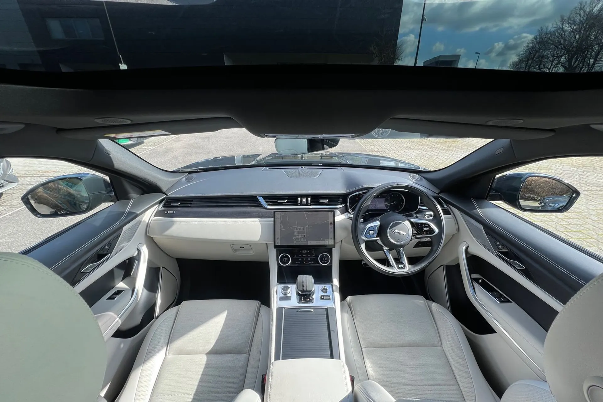 Jaguar F-PACE thumbnail image number 3
