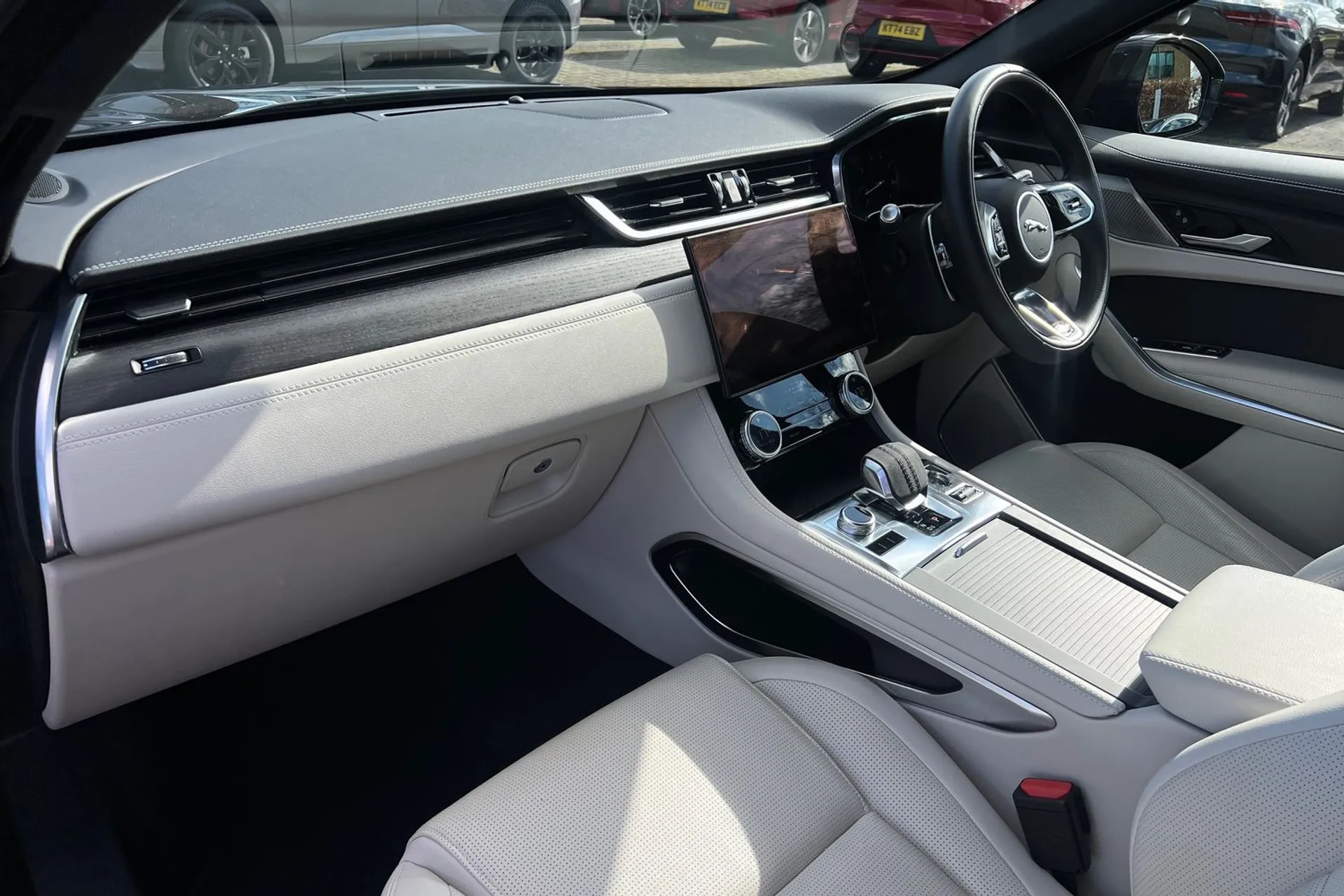 Jaguar F-PACE thumbnail image number 41
