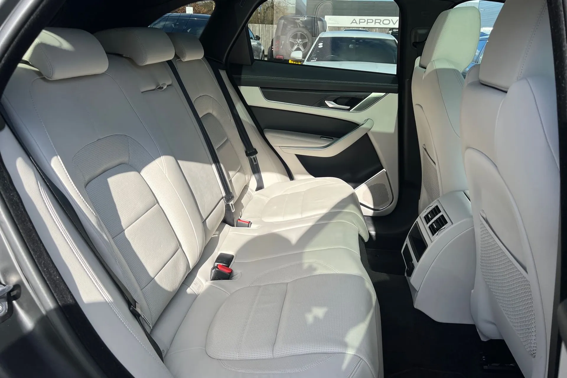 Jaguar F-PACE thumbnail image number 33