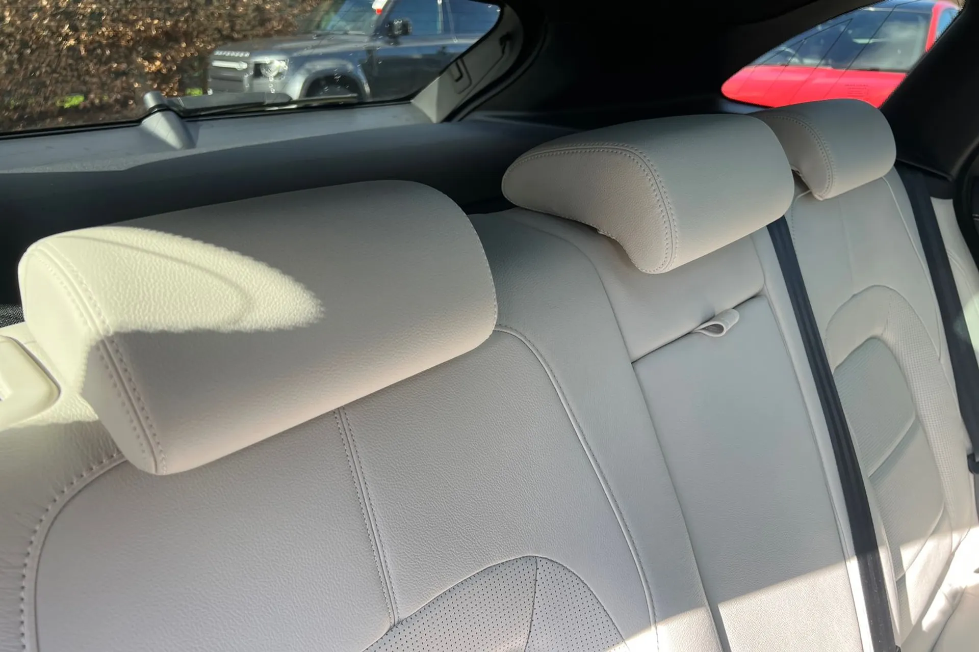 Jaguar F-PACE thumbnail image number 32