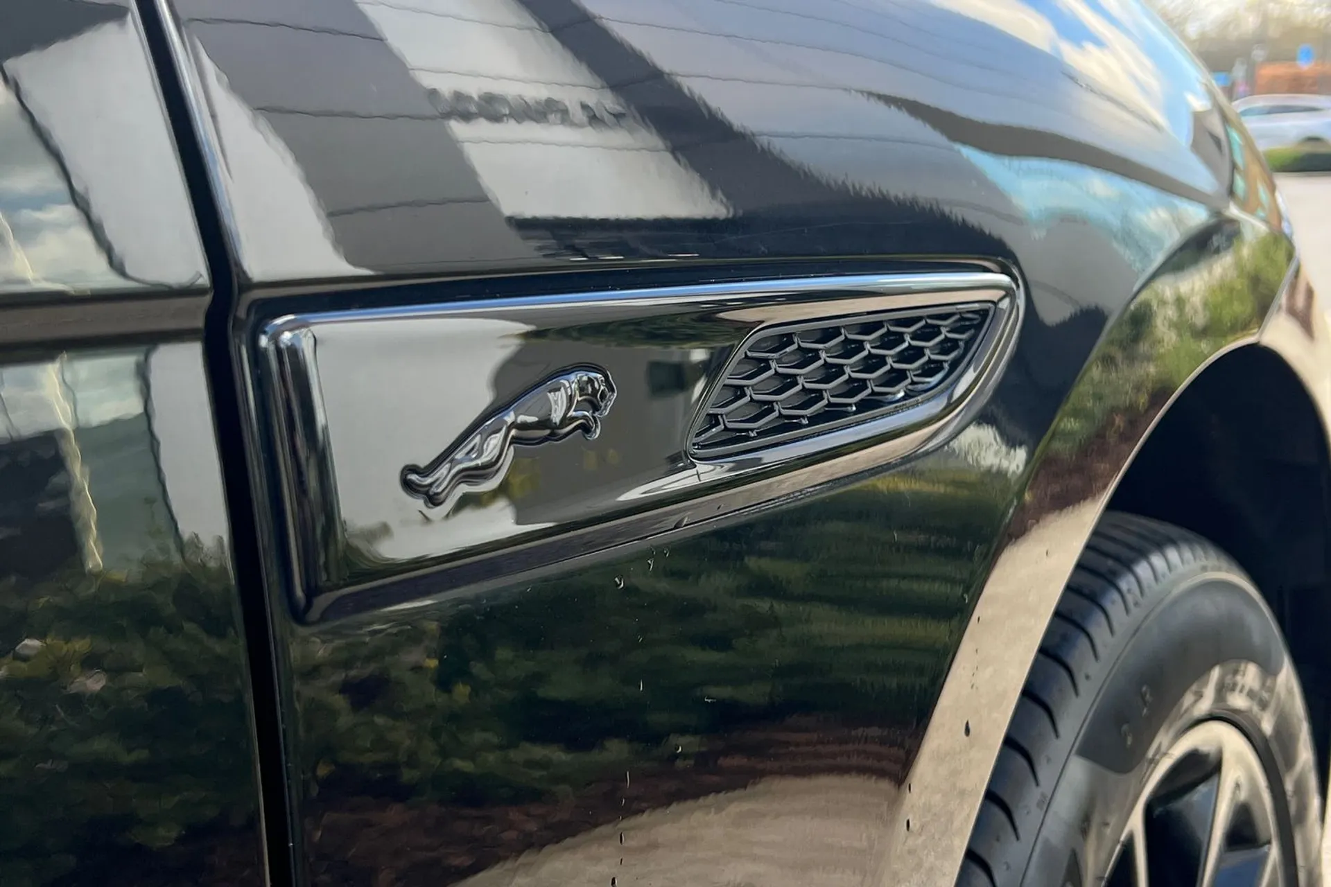 Jaguar F-PACE thumbnail image number 10