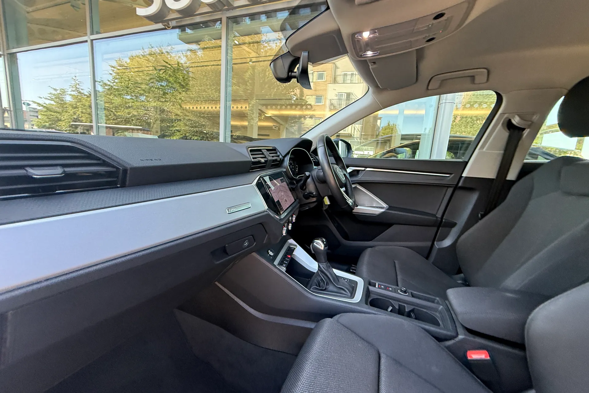 Audi Q3 thumbnail image number 2