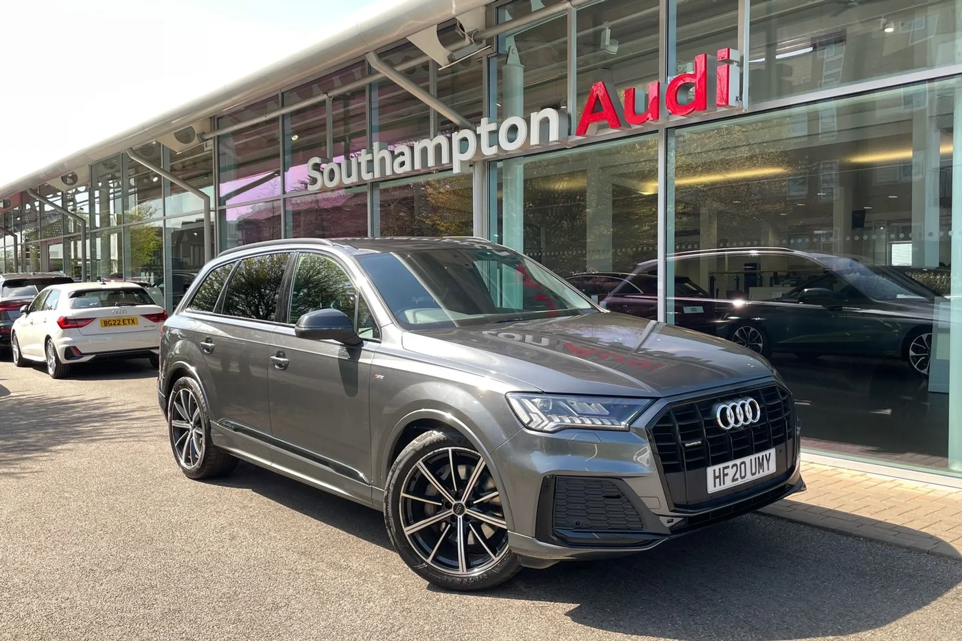 Audi Q7 focused image