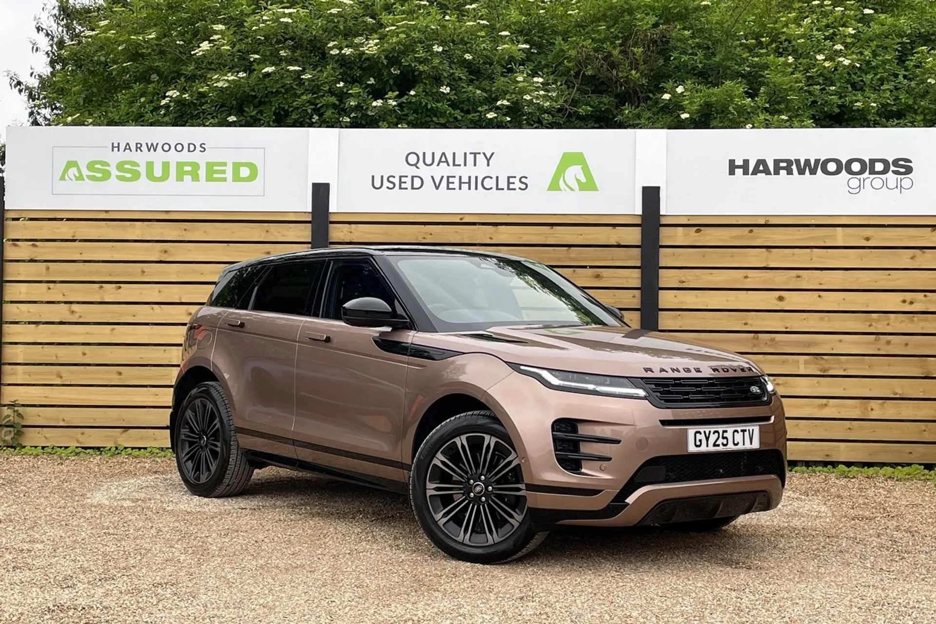 LAND ROVER RANGE ROVER EVOQUE focused image