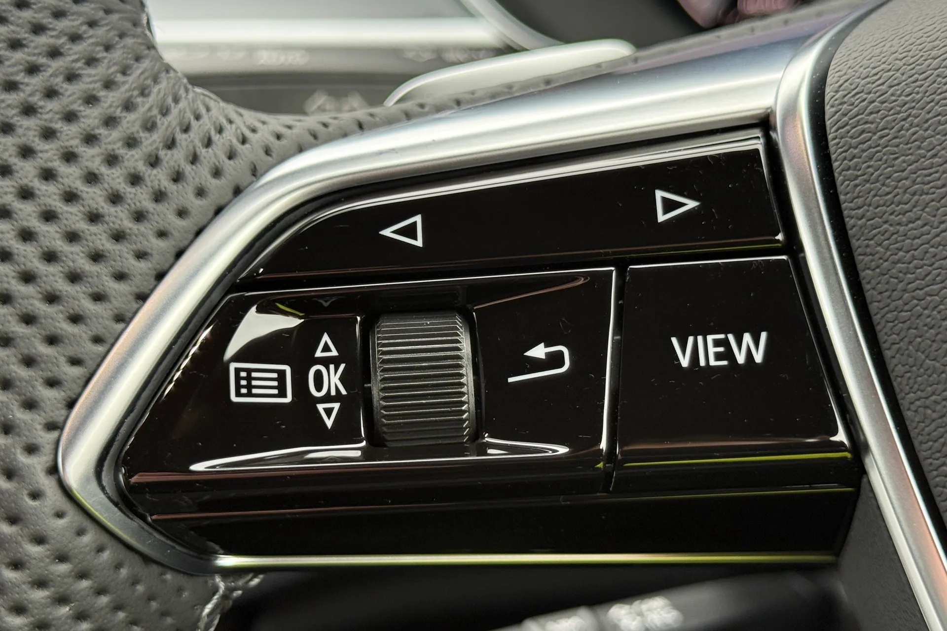 Audi A8 thumbnail image number 28