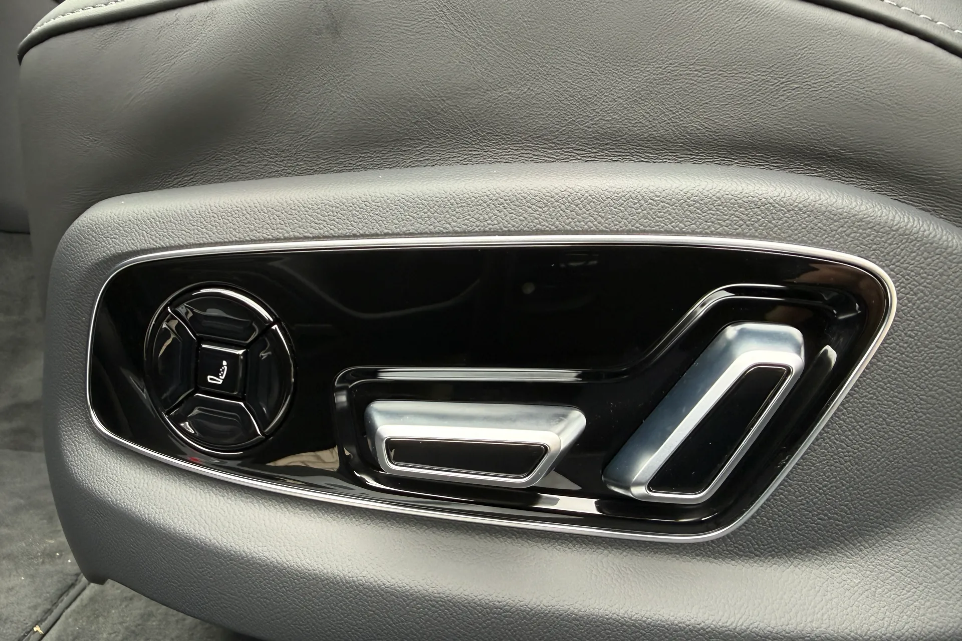 Audi A8 thumbnail image number 23