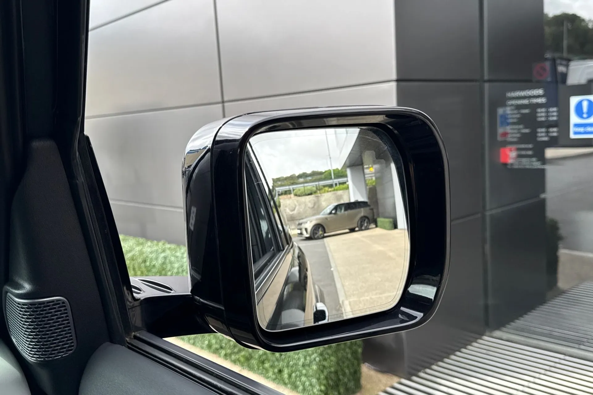 LAND ROVER DEFENDER thumbnail image number 10