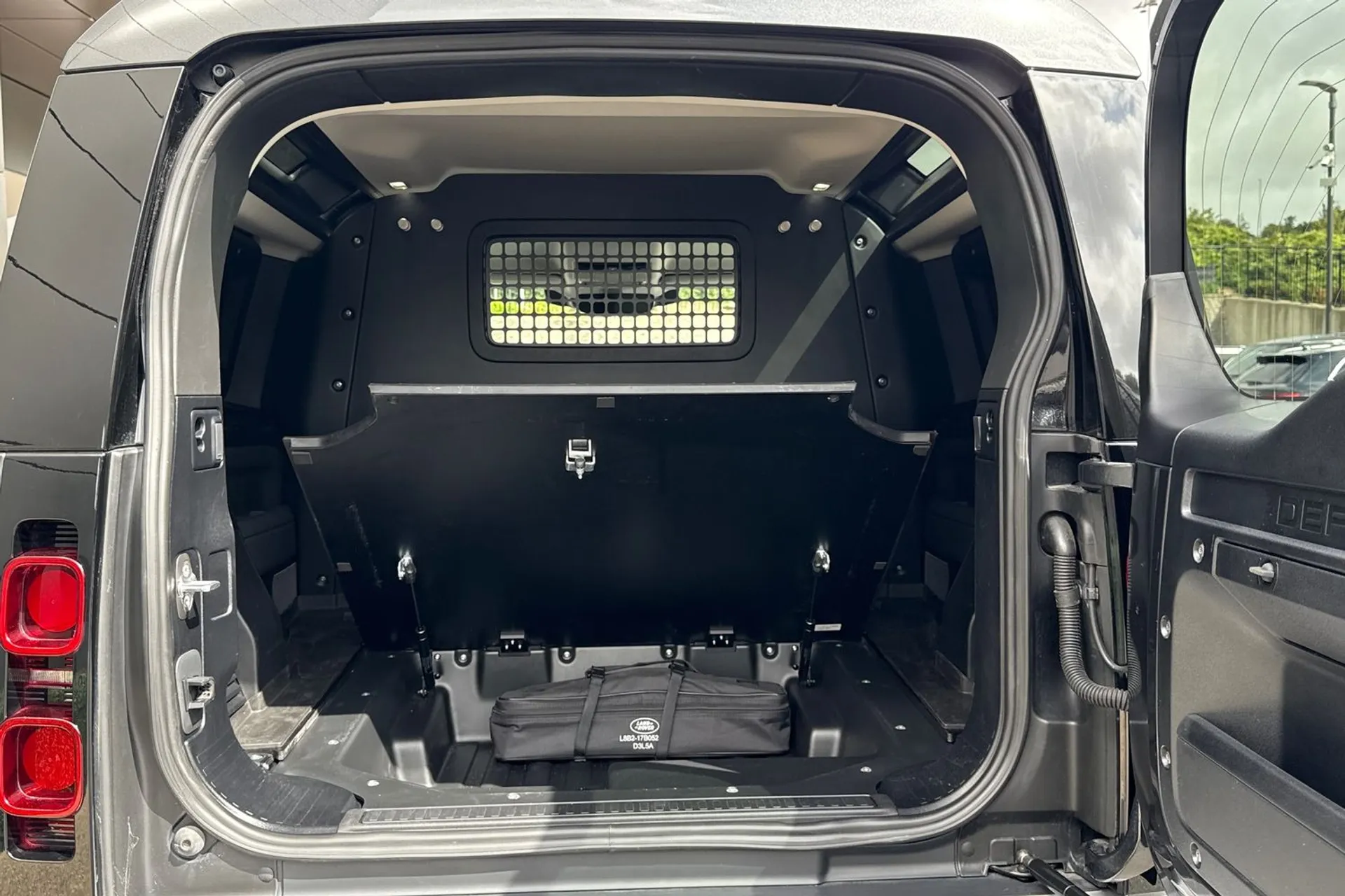 LAND ROVER DEFENDER thumbnail image number 36