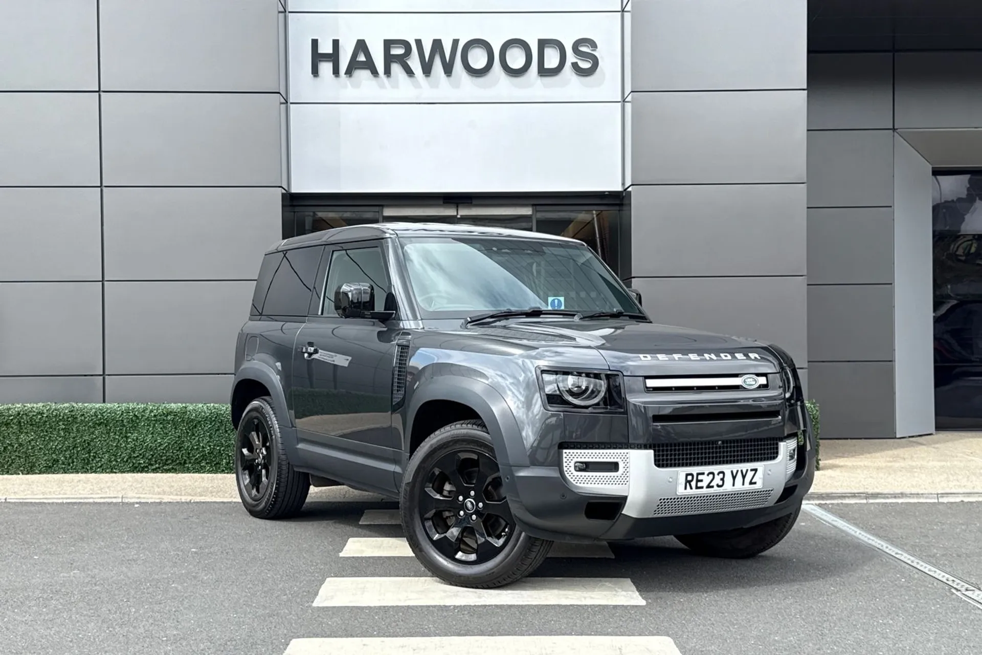 LAND ROVER DEFENDER focused image
