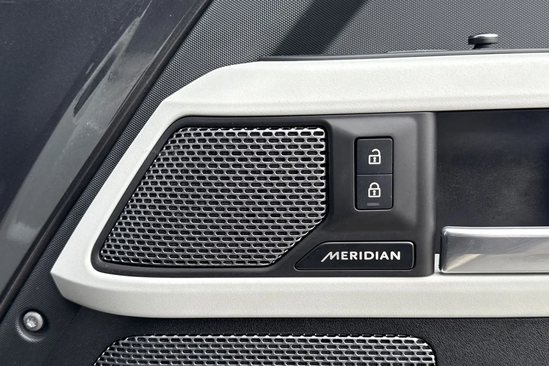 LAND ROVER DEFENDER thumbnail image number 23