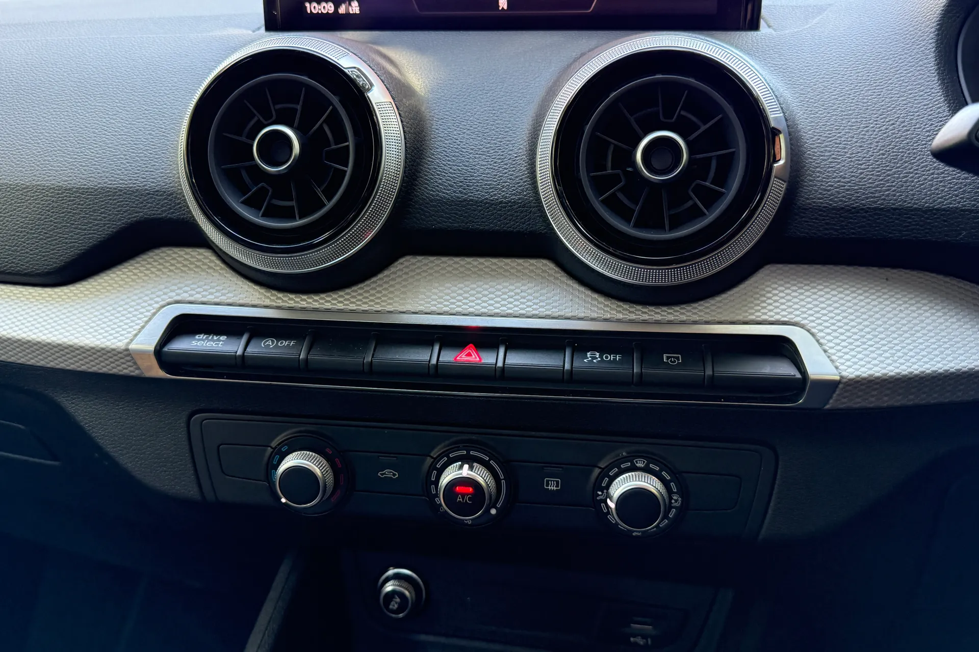 Audi Q2 thumbnail image number 21