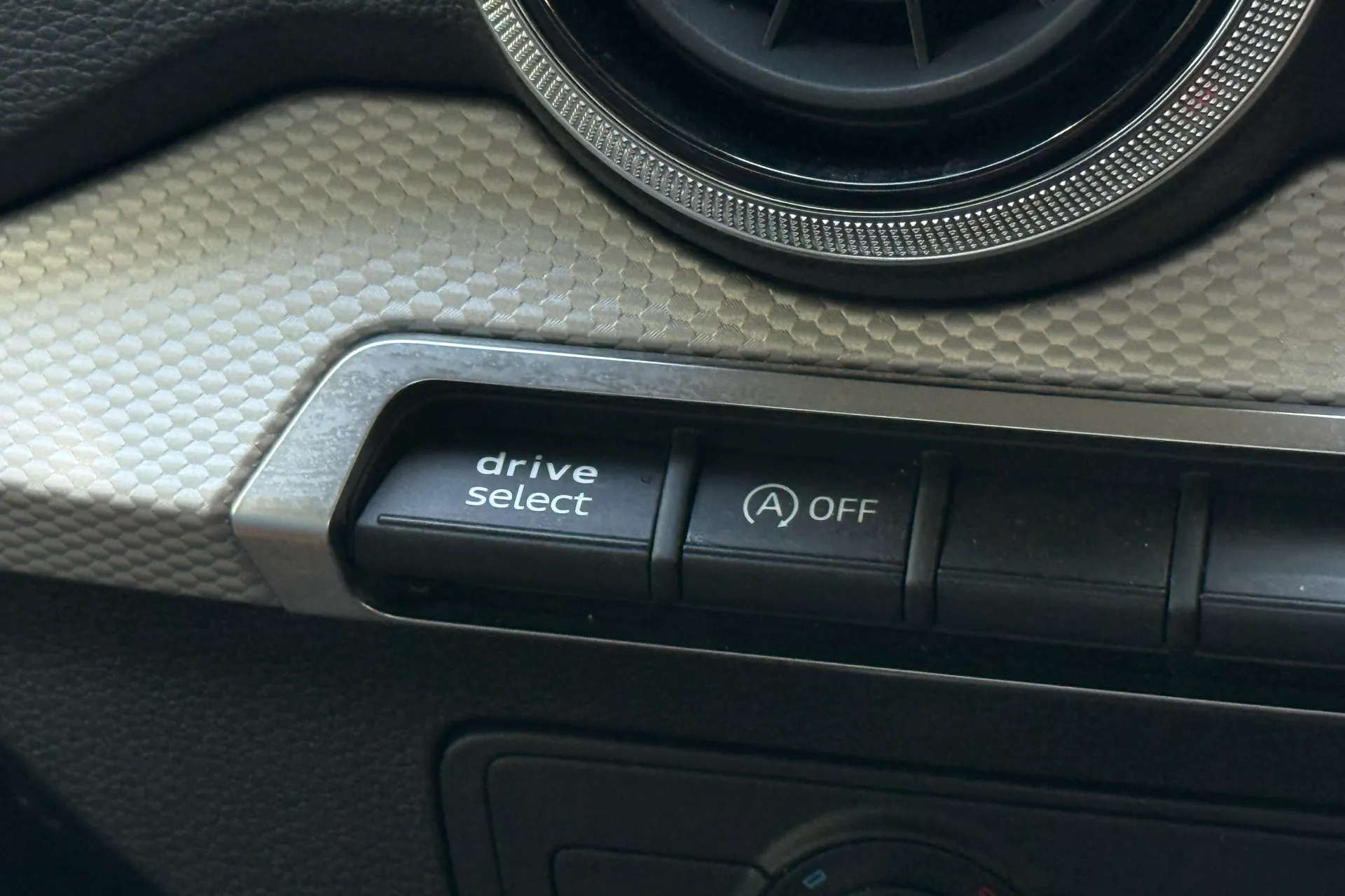 Audi Q2 thumbnail image number 18