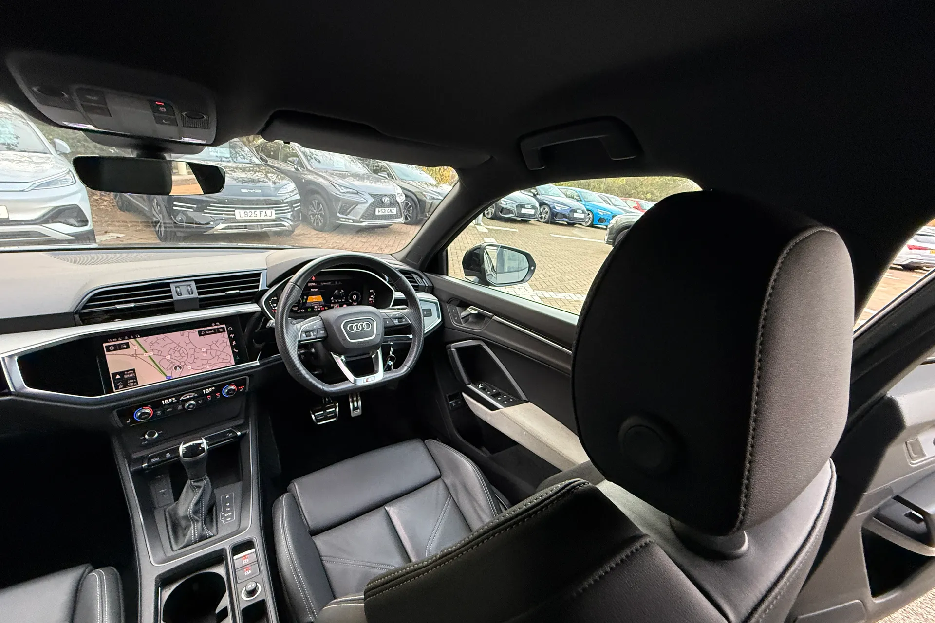 Audi Q3 thumbnail image number 31